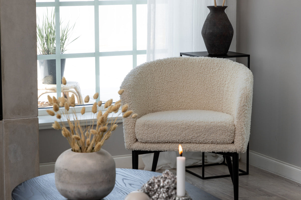 Fluffy Sessel in Weiss präsentiert im Onlineshop von KAQTU Design AG. Sessel mit Armlehnen ist von Venture Home