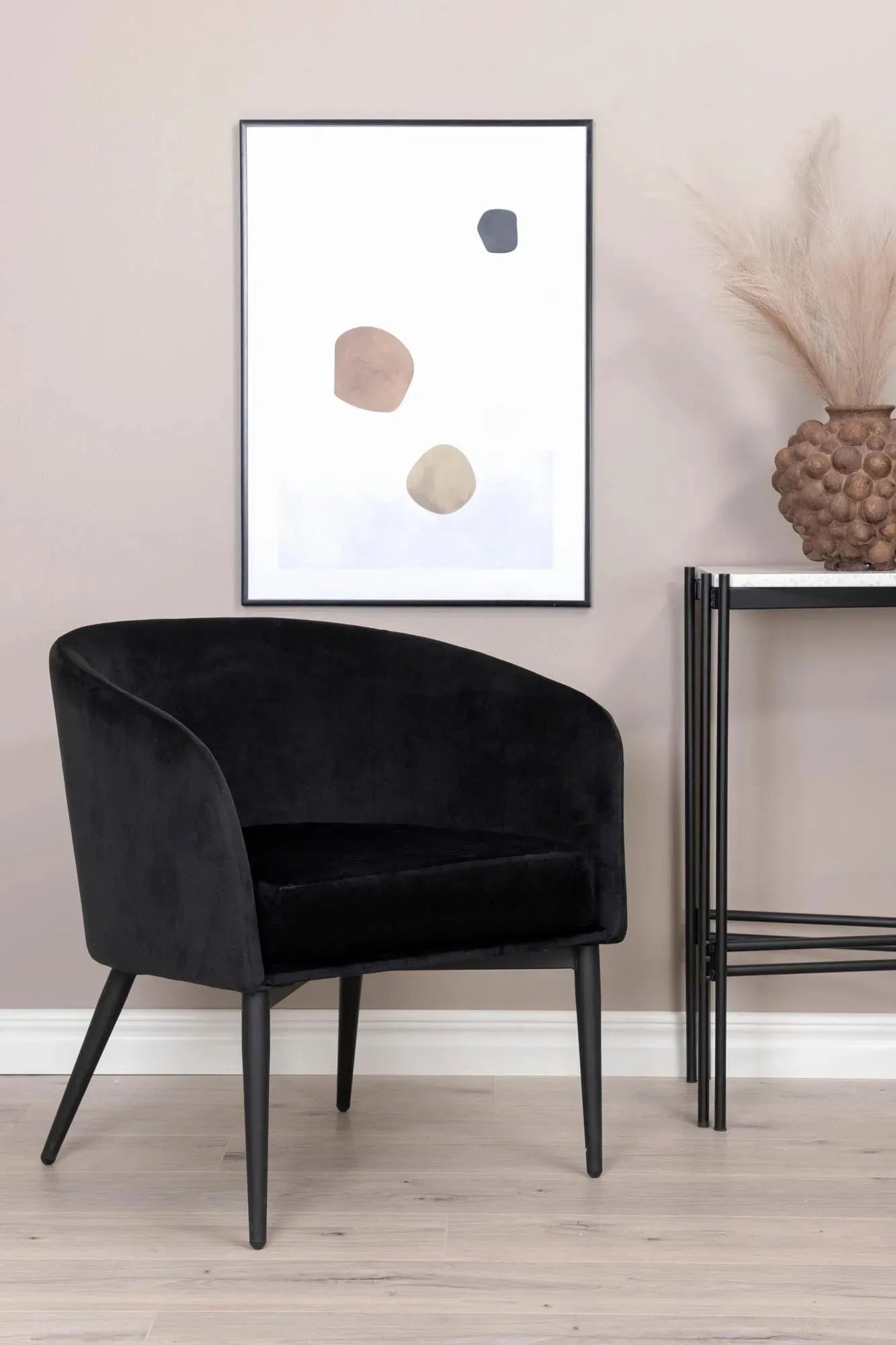 Gemütliches Fluffy Sofa in Schwarz von Venture Home für Ihr Zuhause.