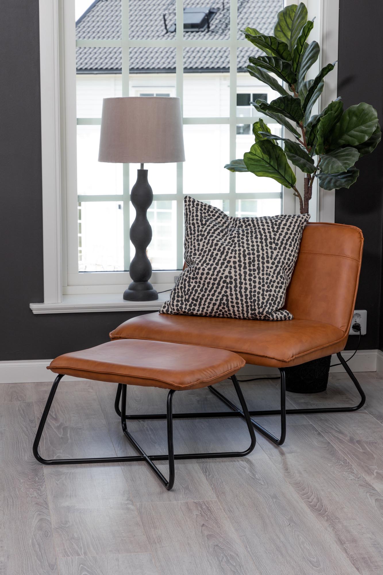 X-Lounge Stuhl in Braun präsentiert im Onlineshop von KAQTU Design AG. Sessel ist von Venture Home