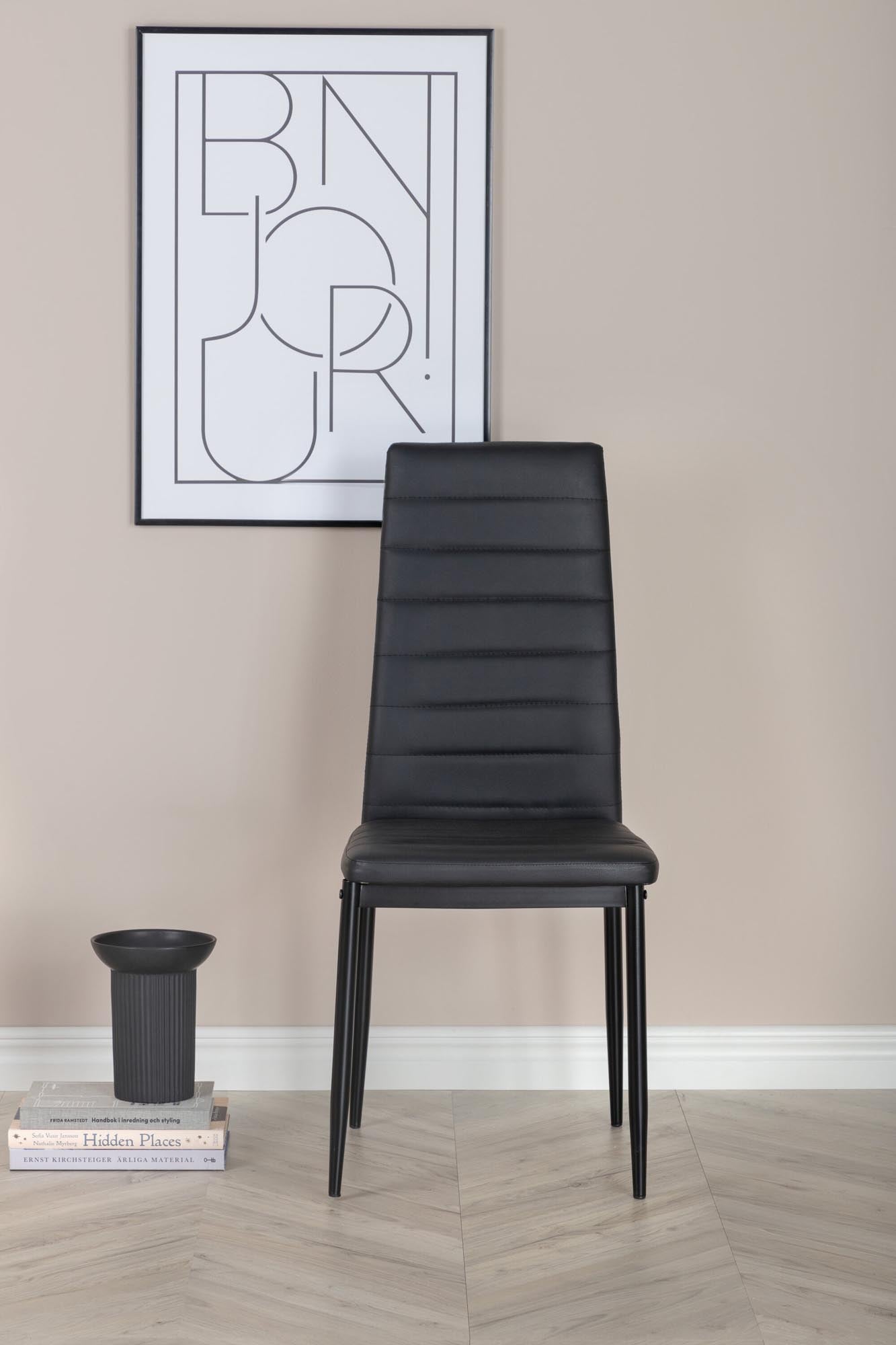 Entdecken Sie den Slim Esszimmerstuhl von Venture Home: stilvolles Design, bequeme Polsterung, langlebiges Kunstleder und vielseitig einsetzbar.