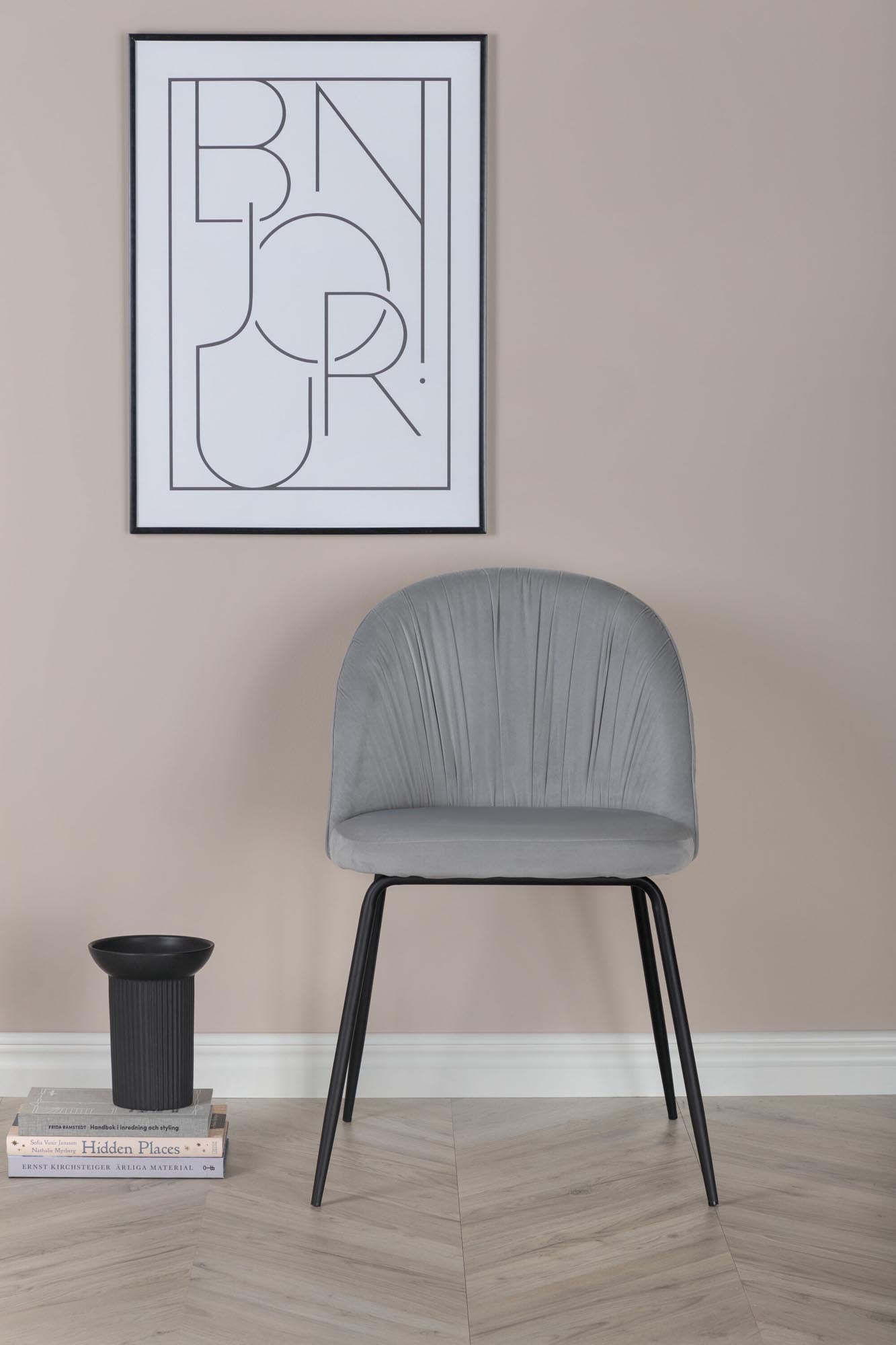 Wrinkles Stuhl: Luxuriöser Samt trifft auf stilvolles Design.