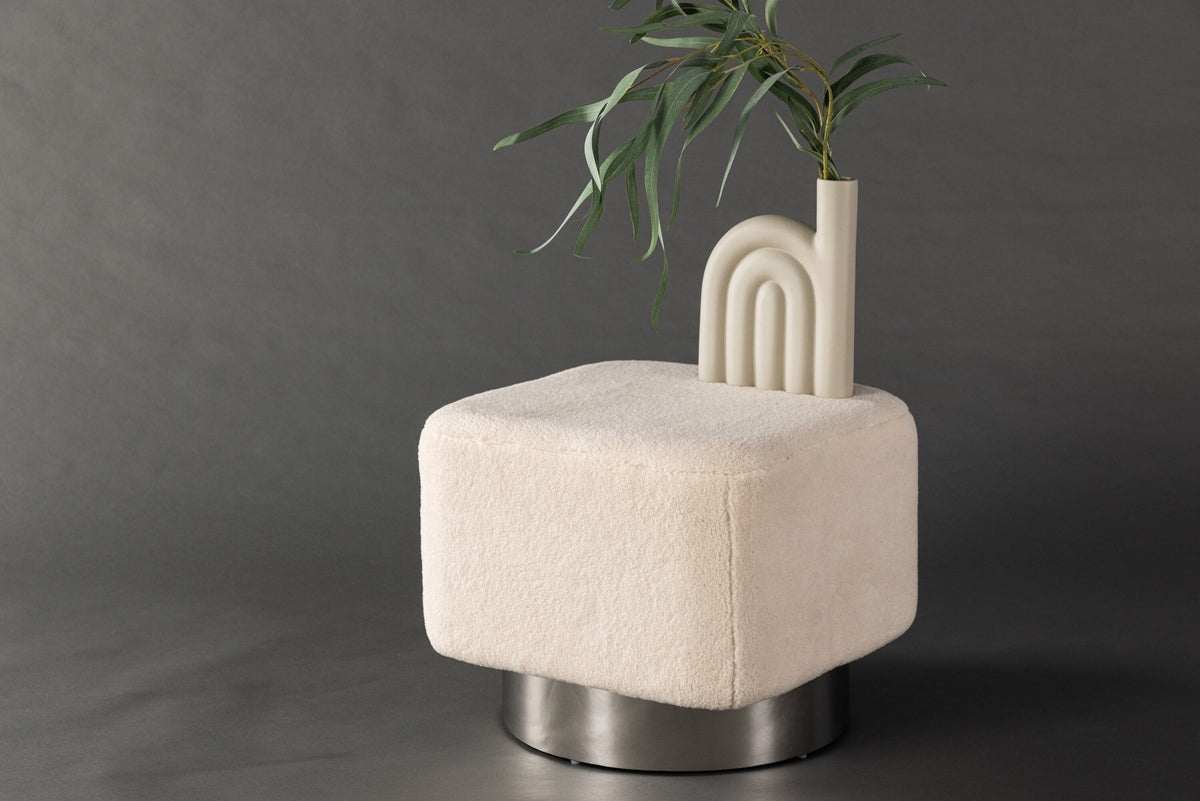 Newton Hocker in Cremefarben präsentiert im Onlineshop von KAQTU Design AG. Pouf ist von Venture Home