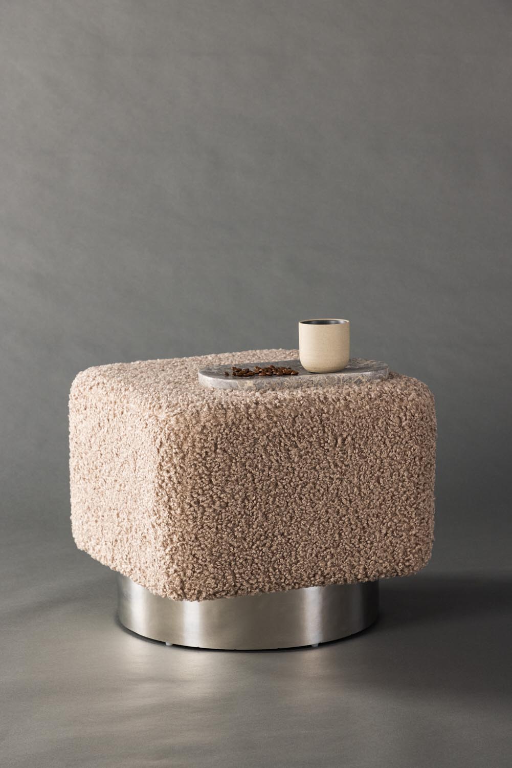 Newton Hocker in Braun präsentiert im Onlineshop von KAQTU Design AG. Pouf ist von Venture Home
