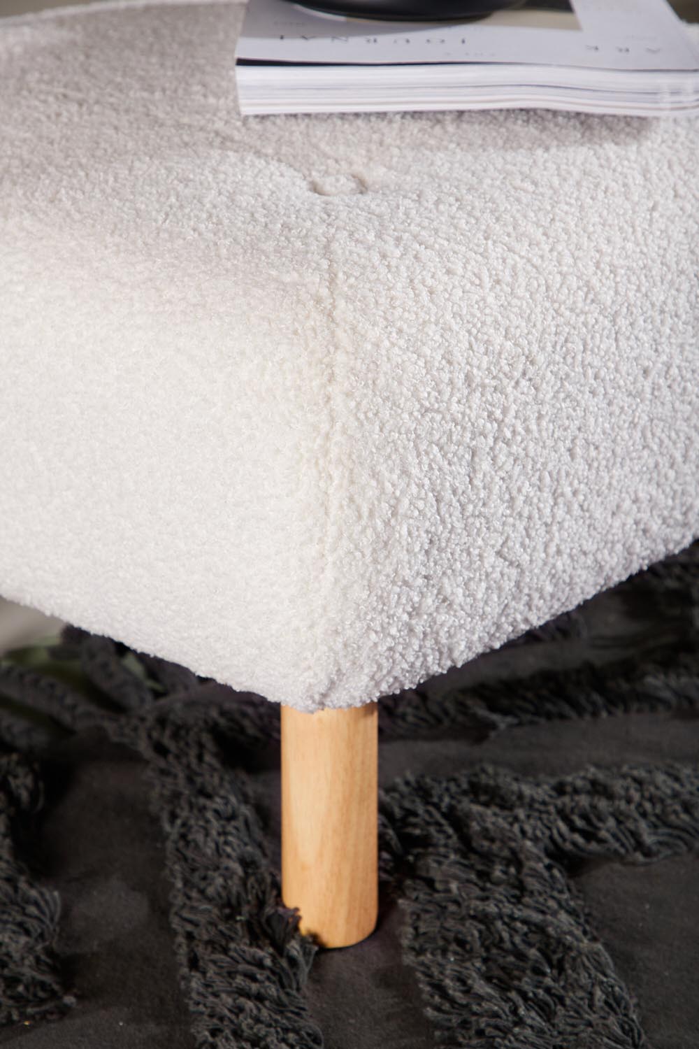 Pouf Salina von Venture Home in Weiss, runde Form mit Teddy-Stoffbezug und niedrigen Beinen aus Gummibaumholz.