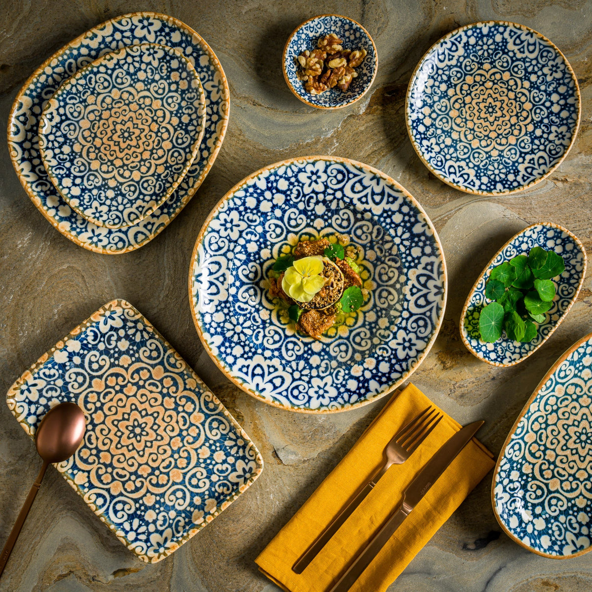 Alhambra Gourmet Teller oval 24x14cm in Blau präsentiert im Onlineshop von KAQTU Design AG. Teller ist von Bonna