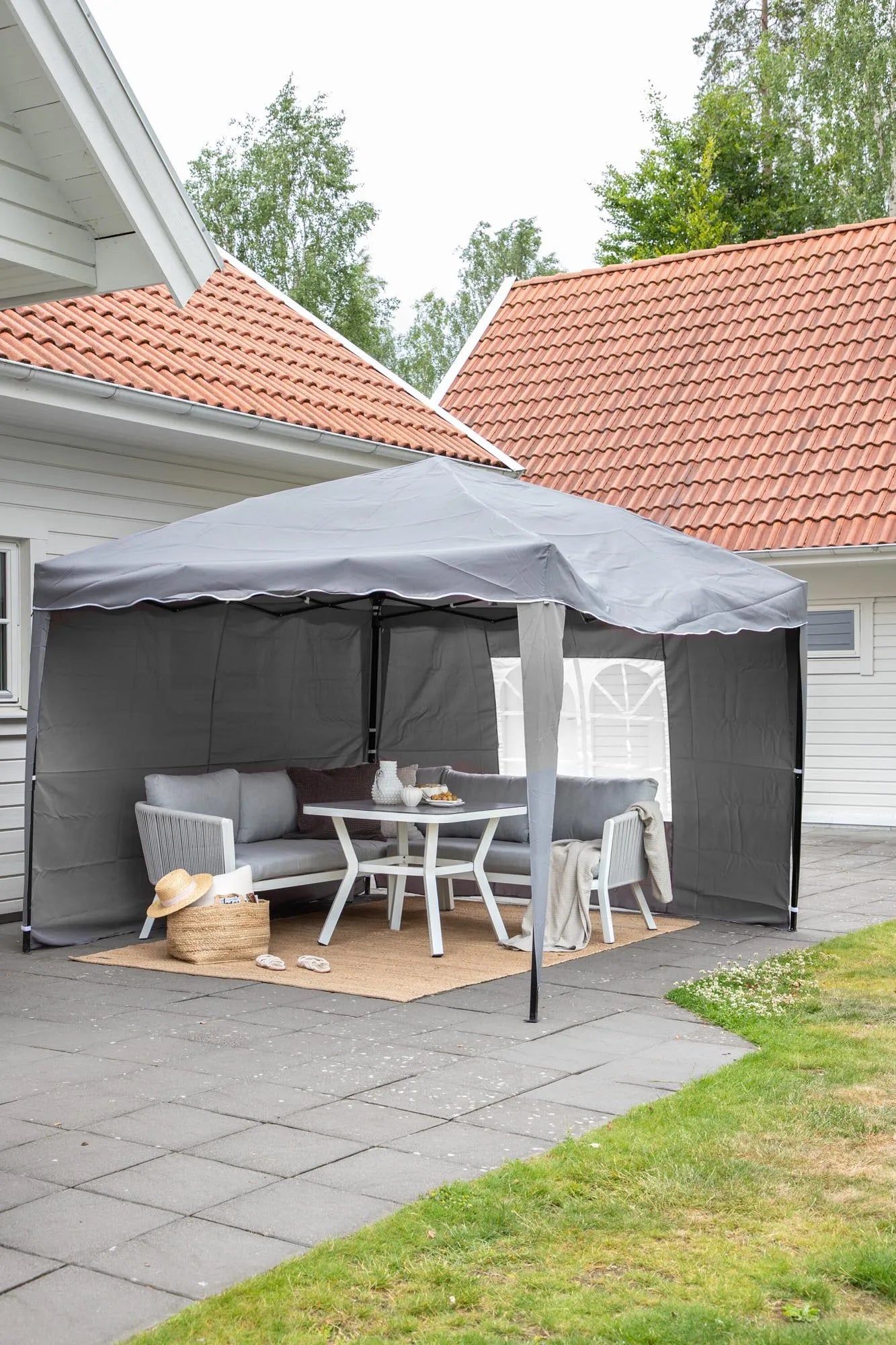 Praktischer Easy Up Sonnenschutz von Venture Home für Gartenpartys.