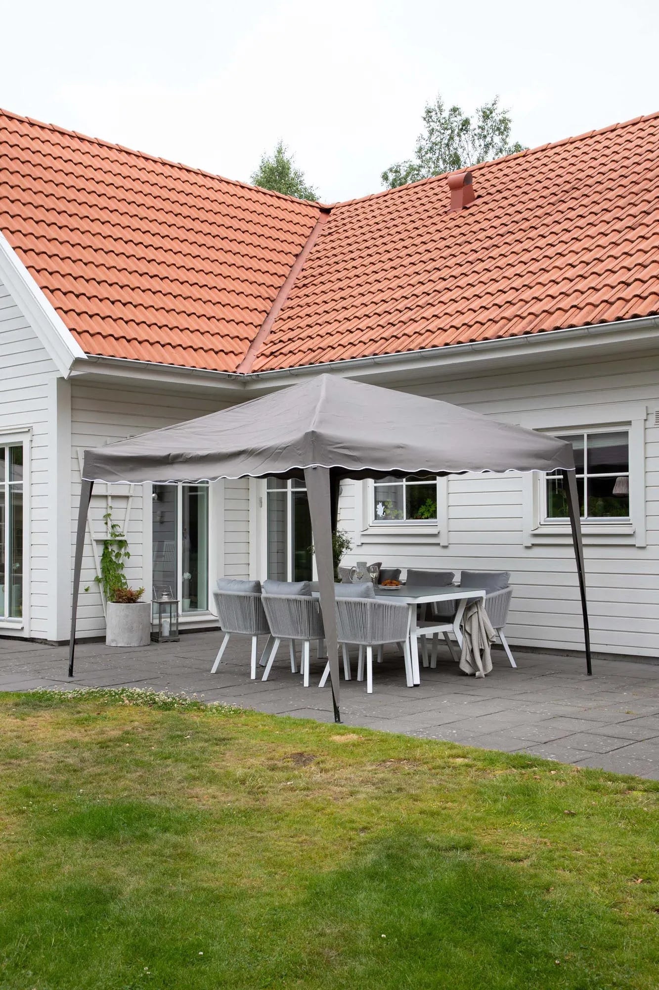 Praktischer Easy Up Sonnenschutz von Venture Home für den Garten.