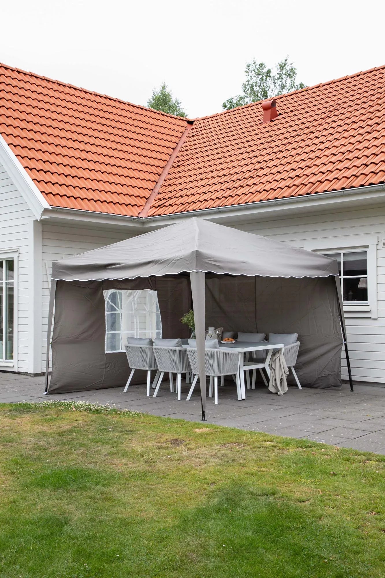 Vielseitiger Easy Up Sonnenschutz von Venture Home für Outdoor-Events.