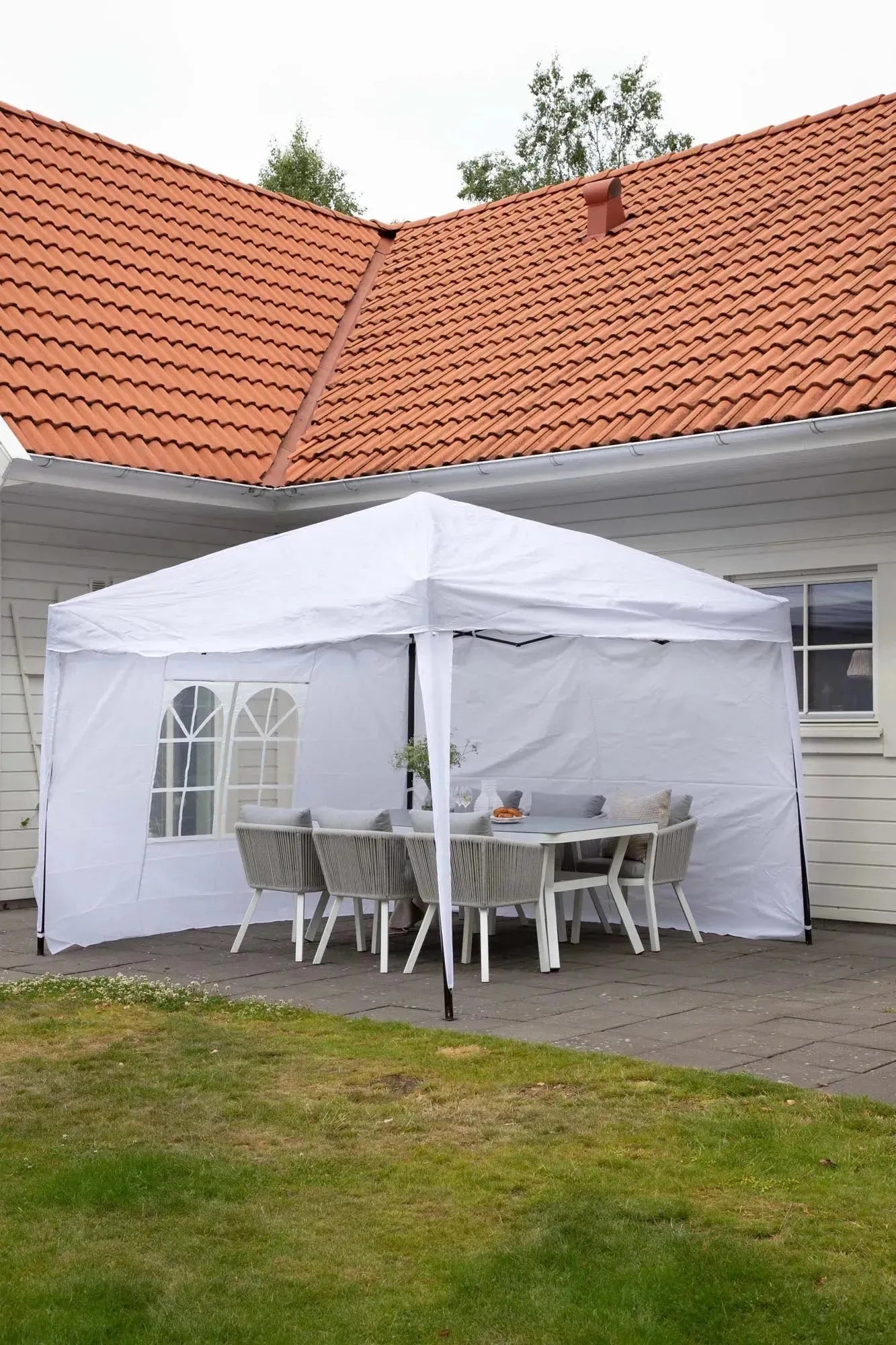 Praktischer Easy Up Sonnenschutz von Venture Home für den Garten.