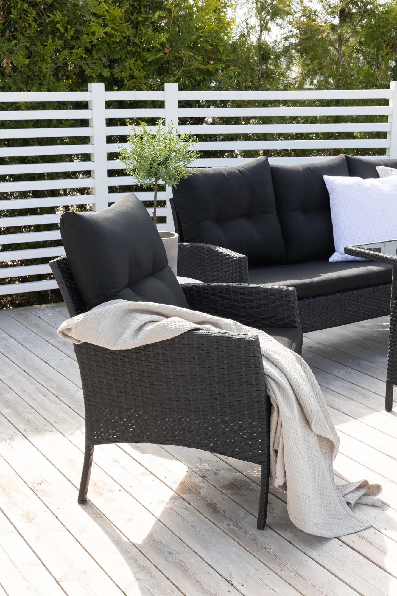 Komfortables Knock Sofa Outdoorset 120cm von Venture Home für Gärten.