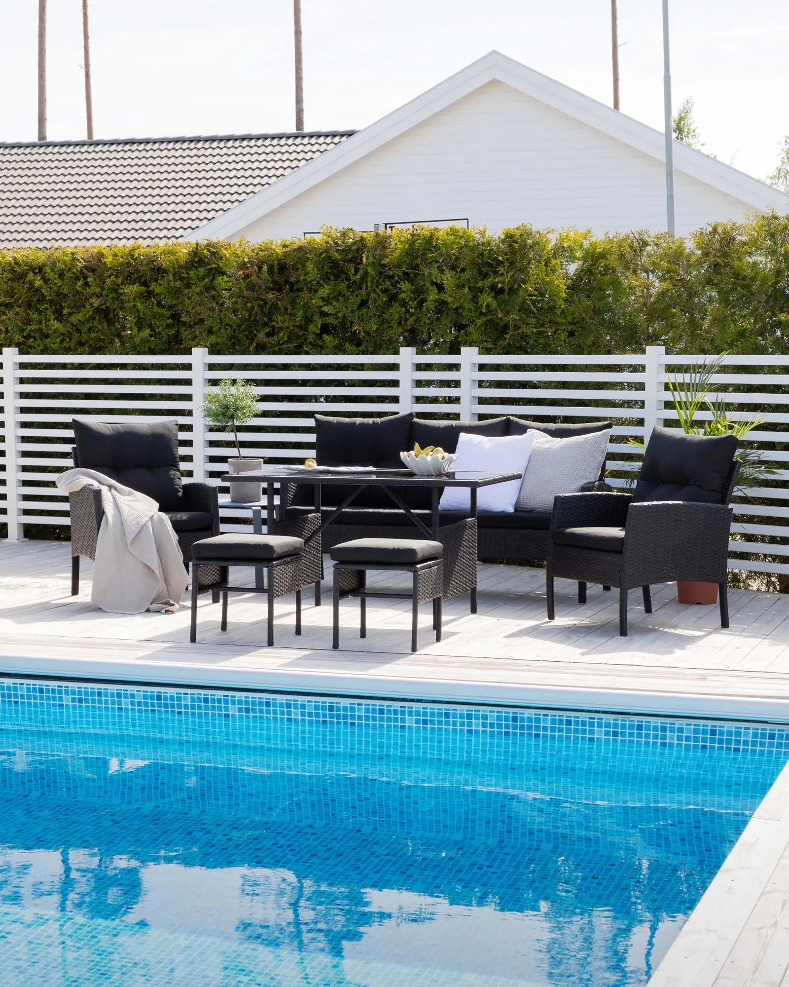 Elegantes Knock Sofa Outdoorset 120cm von Venture Home für Terrassen.