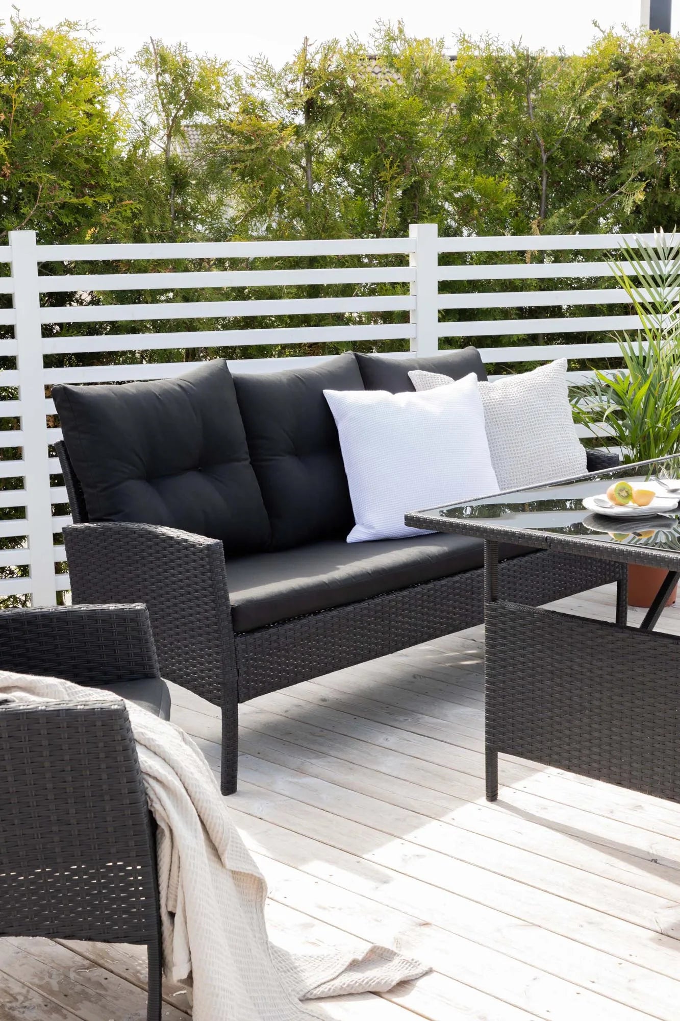 Stilvolles Knock Sofa Outdoorset 120cm von Venture Home für Balkone.