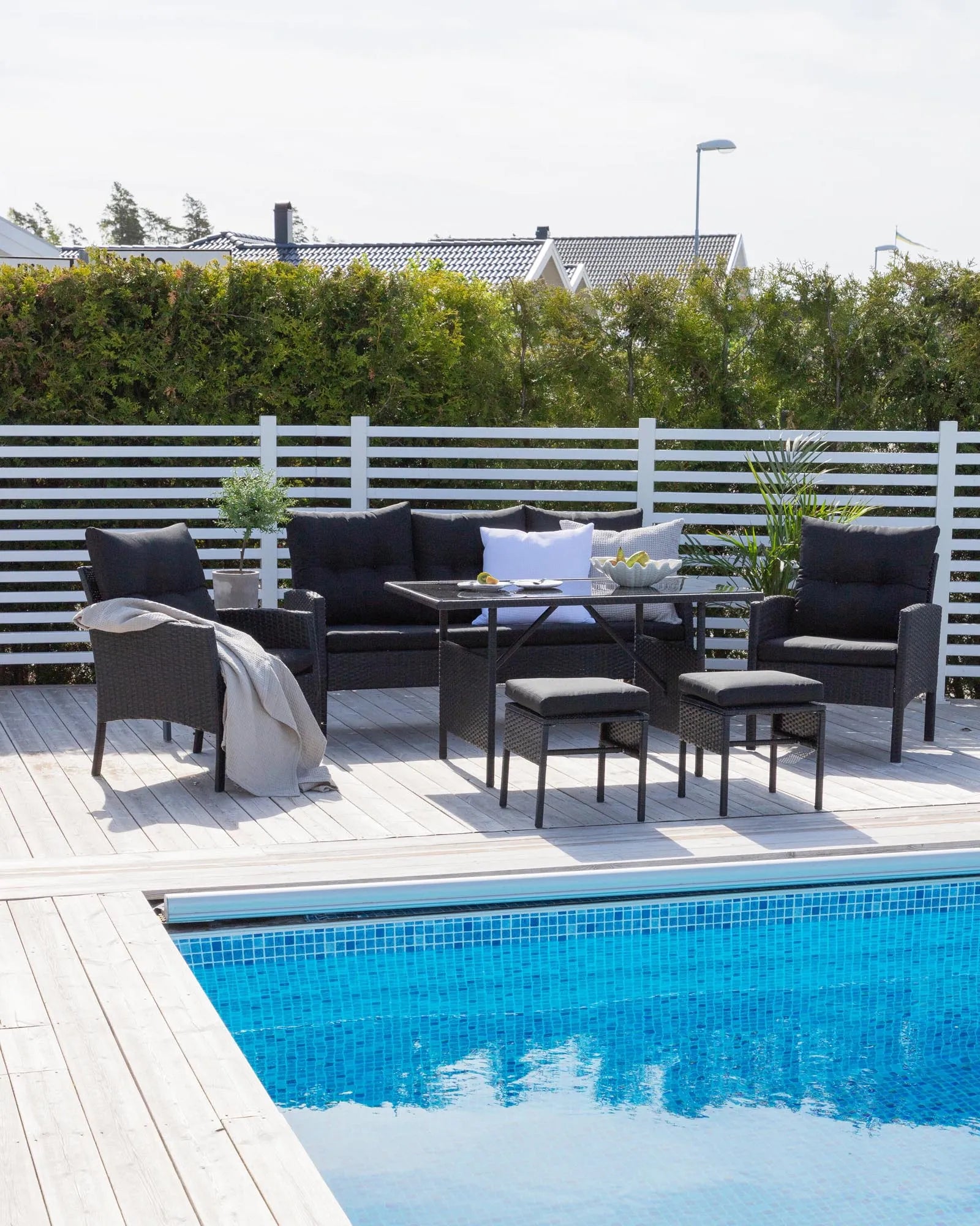 Stilvolles Knock Sofa Outdoorset 120cm: Robustes Korbgeflecht, wetterbeständig, bequem für 3 Personen, ideal für Terrasse & Garten.