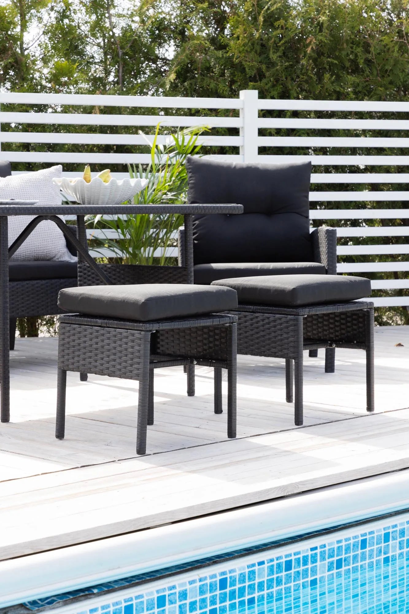 Robustes Knock Sofa Outdoorset 120cm von Venture Home für Gartenfreunde.