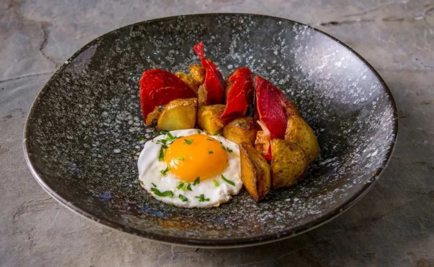 Cosmos Black Bloom Teller tief 25cm 1.3l