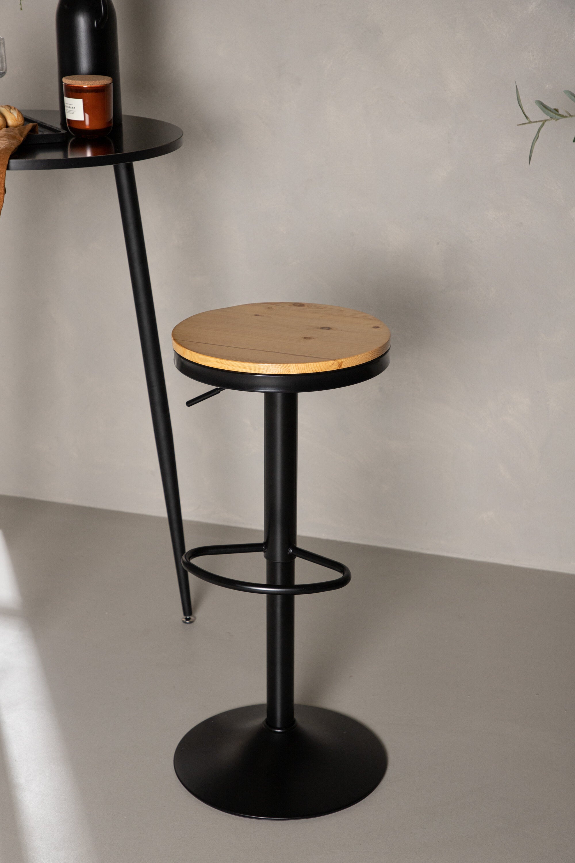 Conway Barstuhl in Schwarz präsentiert im Onlineshop von KAQTU Design AG. Barhocker ist von Venture Home