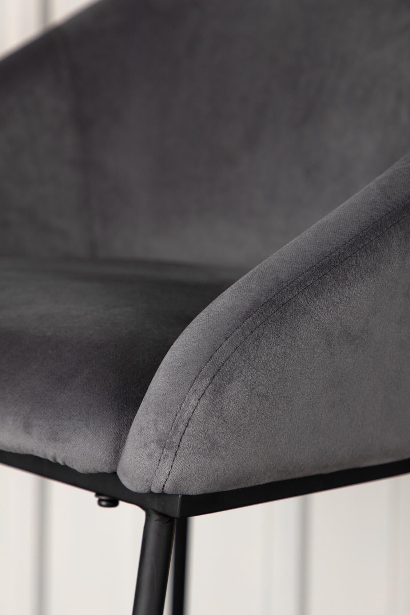 Eleganter Velvet Barstuhl von Venture Home in Grau: Luxuriöser Samt, stabile Stahlbeine, ideal für stilvolle Essbereiche und gesellige Momente.