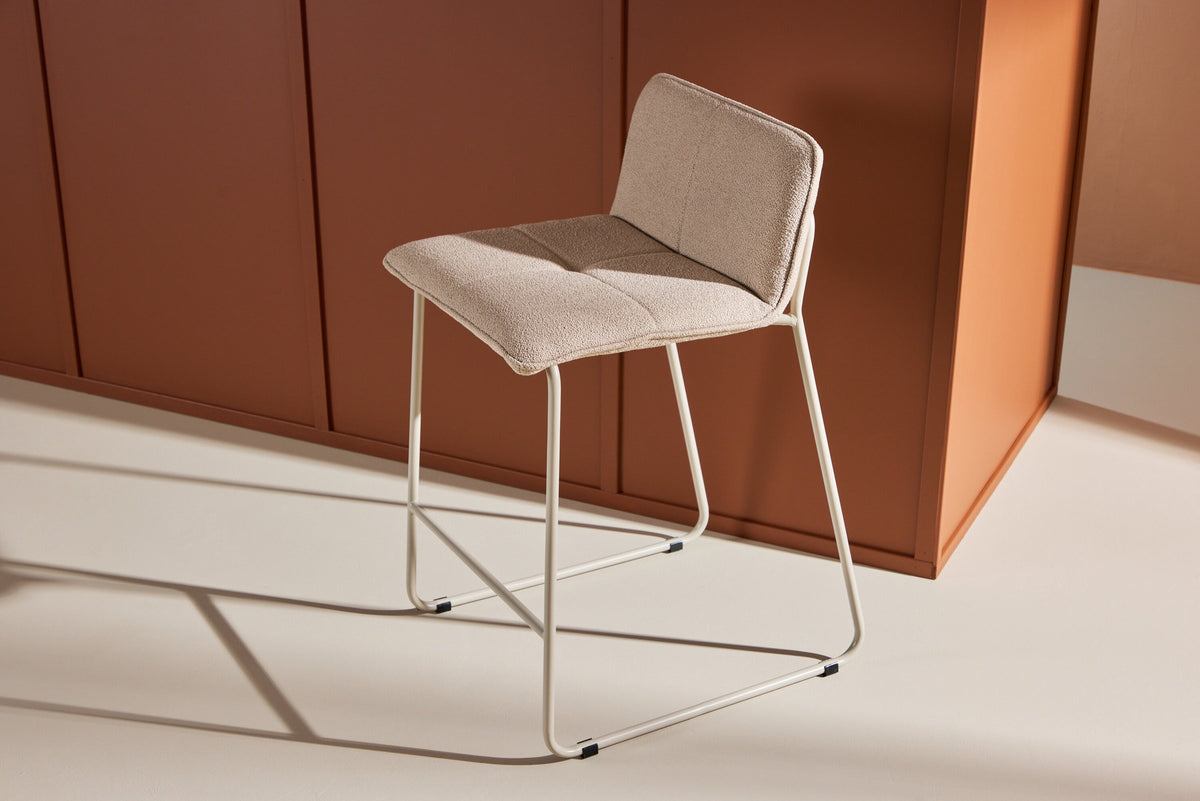 Bisbee Barstuhl in Beige präsentiert im Onlineshop von KAQTU Design AG. Barstuhl ist von Venture Home