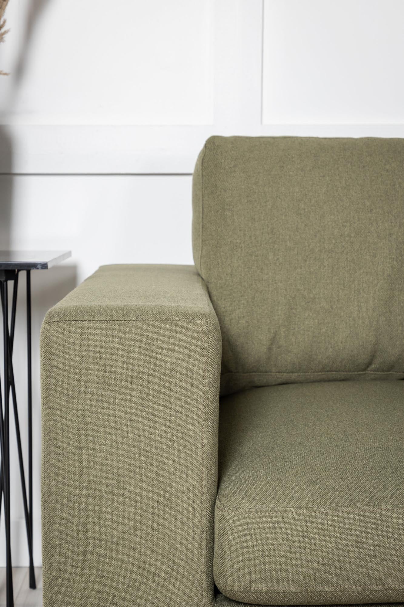 Bolero Sofa in Grün präsentiert im Onlineshop von KAQTU Design AG. 3er Sofa ist von Venture Home