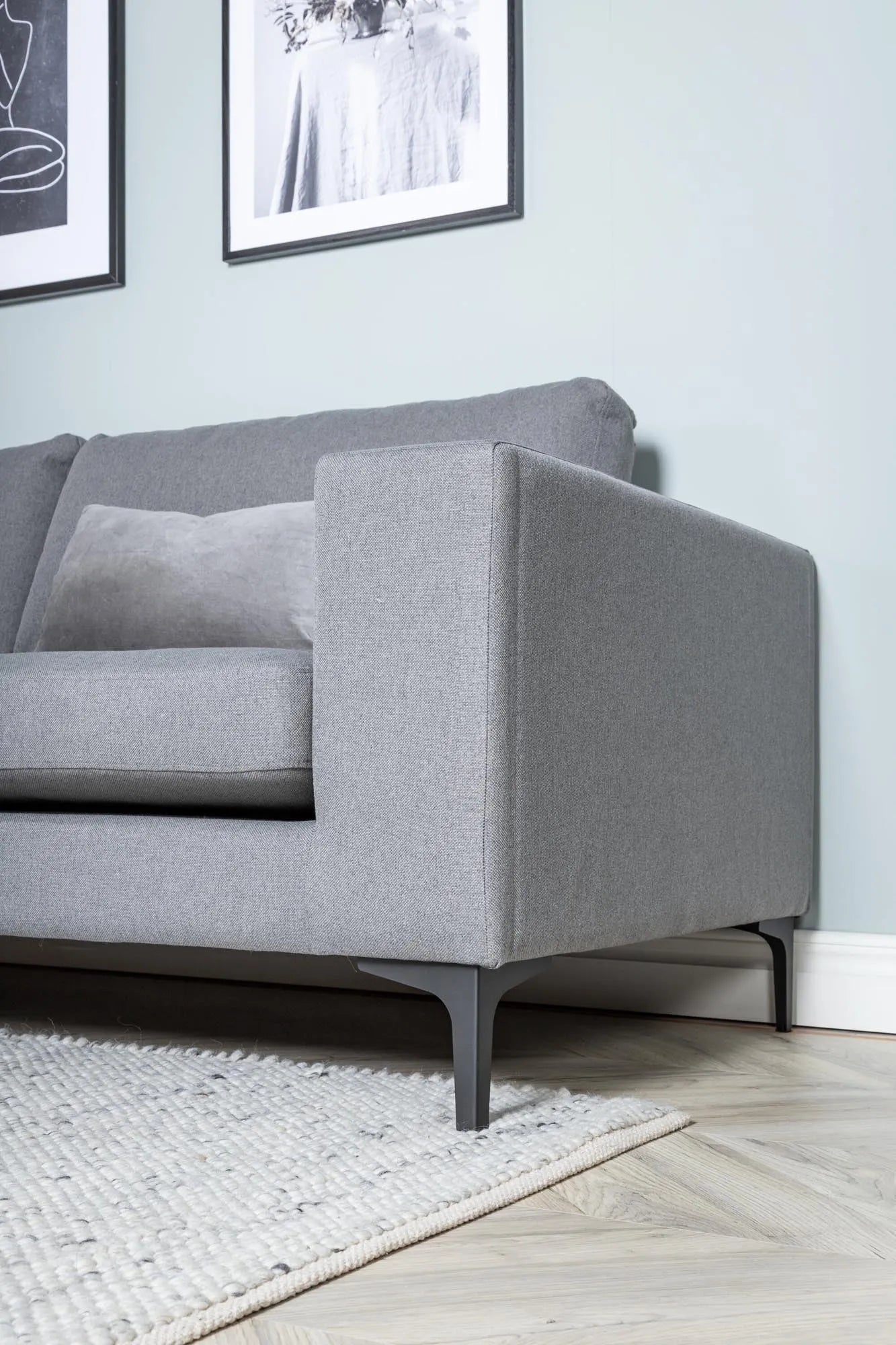 Luxuriöses Bolero Sofa von Venture Home mit edlem Samtbezug.