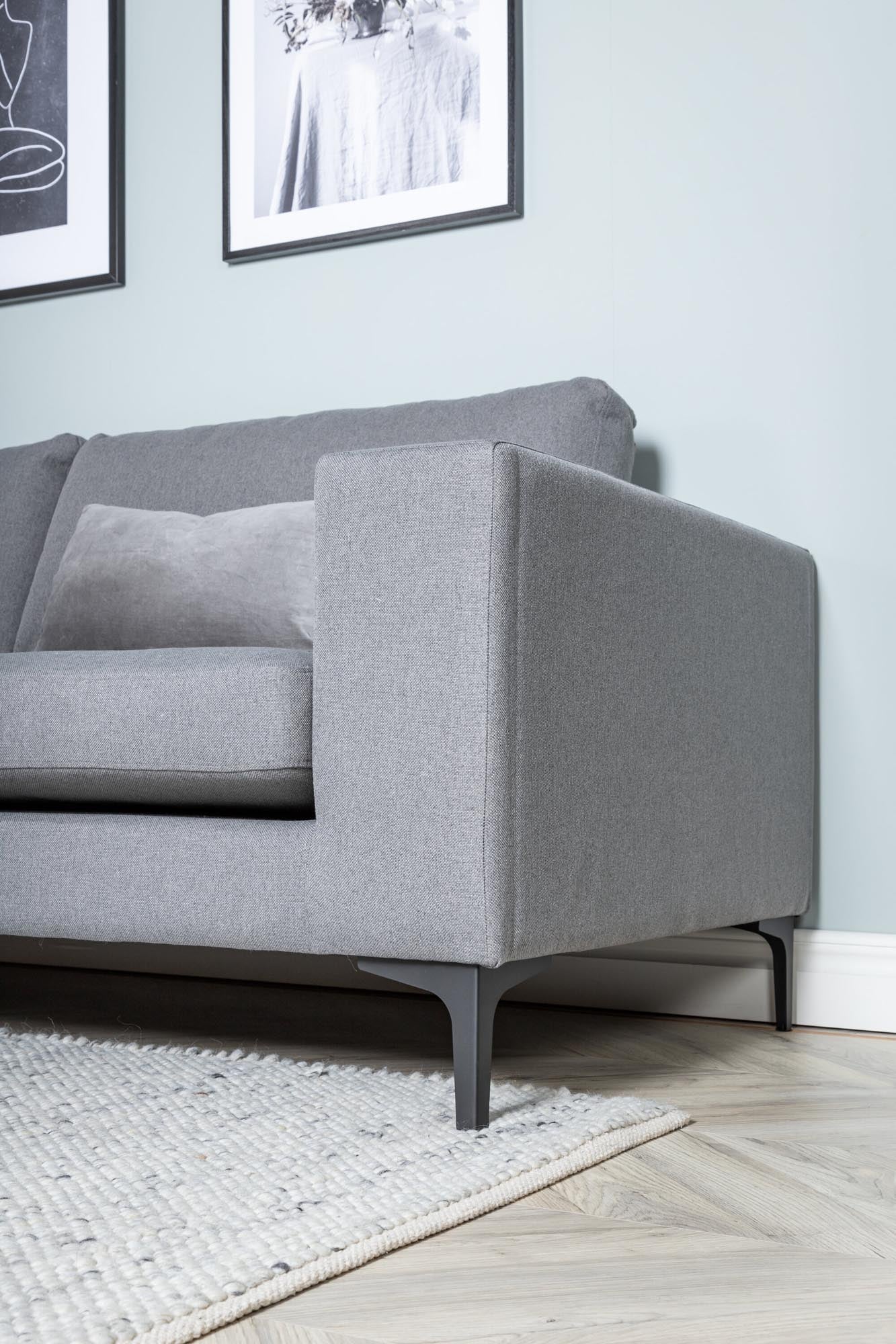 Bolero Sofa in Grau präsentiert im Onlineshop von KAQTU Design AG. 3er Sofa ist von Venture Home