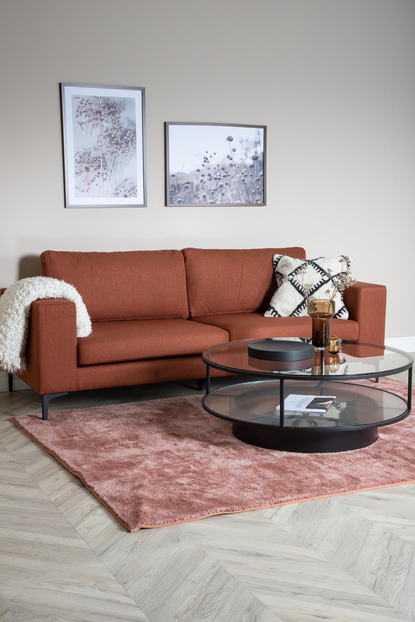 Elegantes Bolero Sofa von Venture Home: Skandinavisches Design in beigem Samt, bietet Komfort und Stil für dein Zuhause.