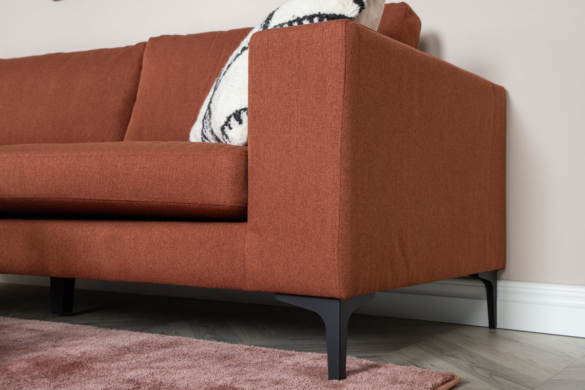 Bolero Sofa in Rot präsentiert im Onlineshop von KAQTU Design AG. 3er Sofa ist von Venture Home