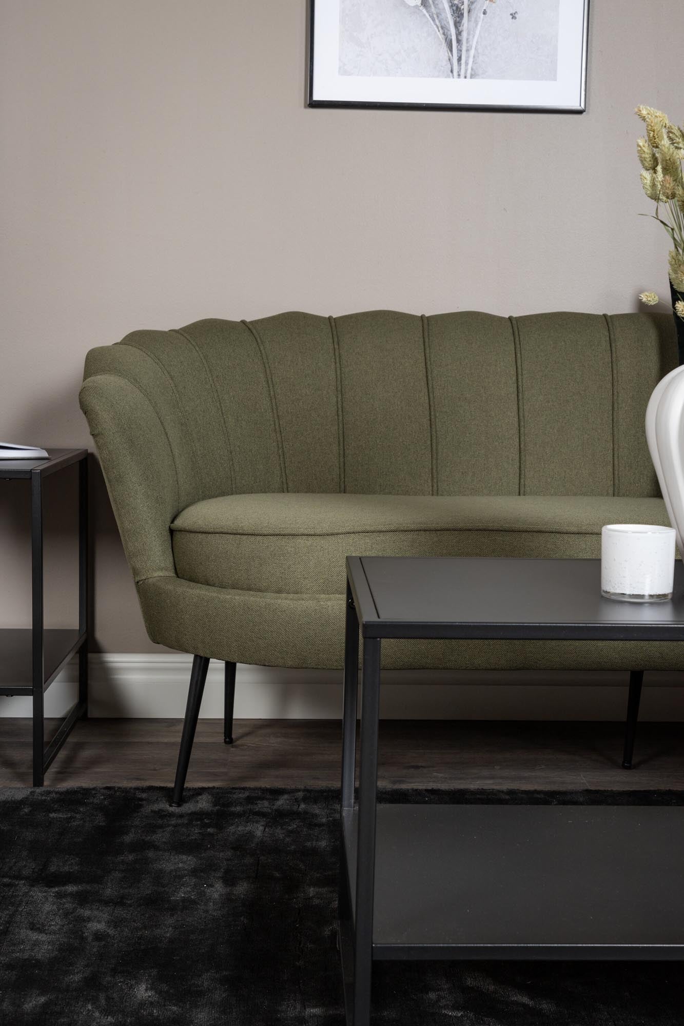 Calais Sofa von Venture Home: Luxuriöser Samt, elegantes Design und optimaler Komfort für entspannte Stunden mit Familie und Freunden.