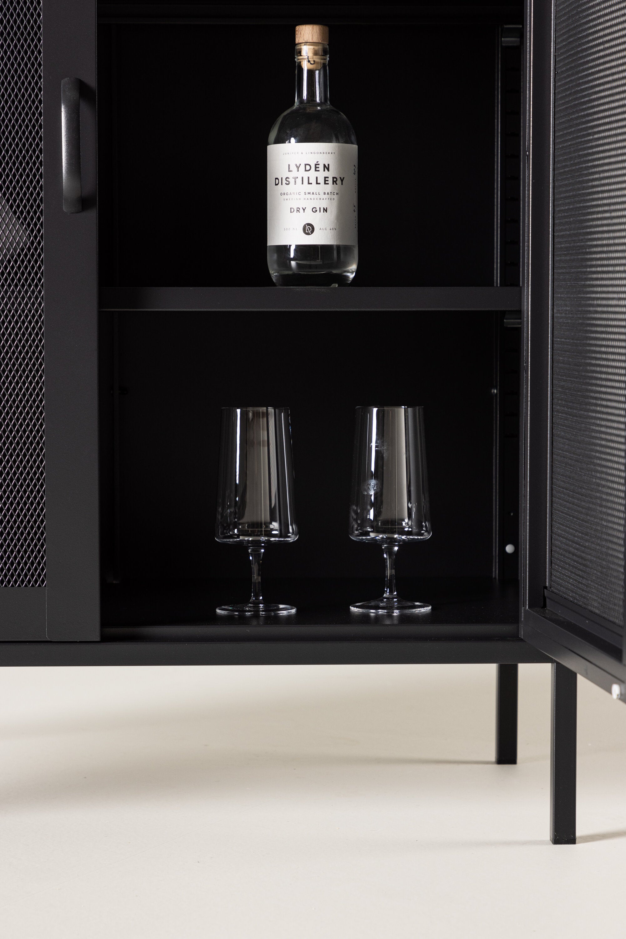 Mischa Kabinett in Schwarz präsentiert im Onlineshop von KAQTU Design AG. Cabinet ist von Venture Home