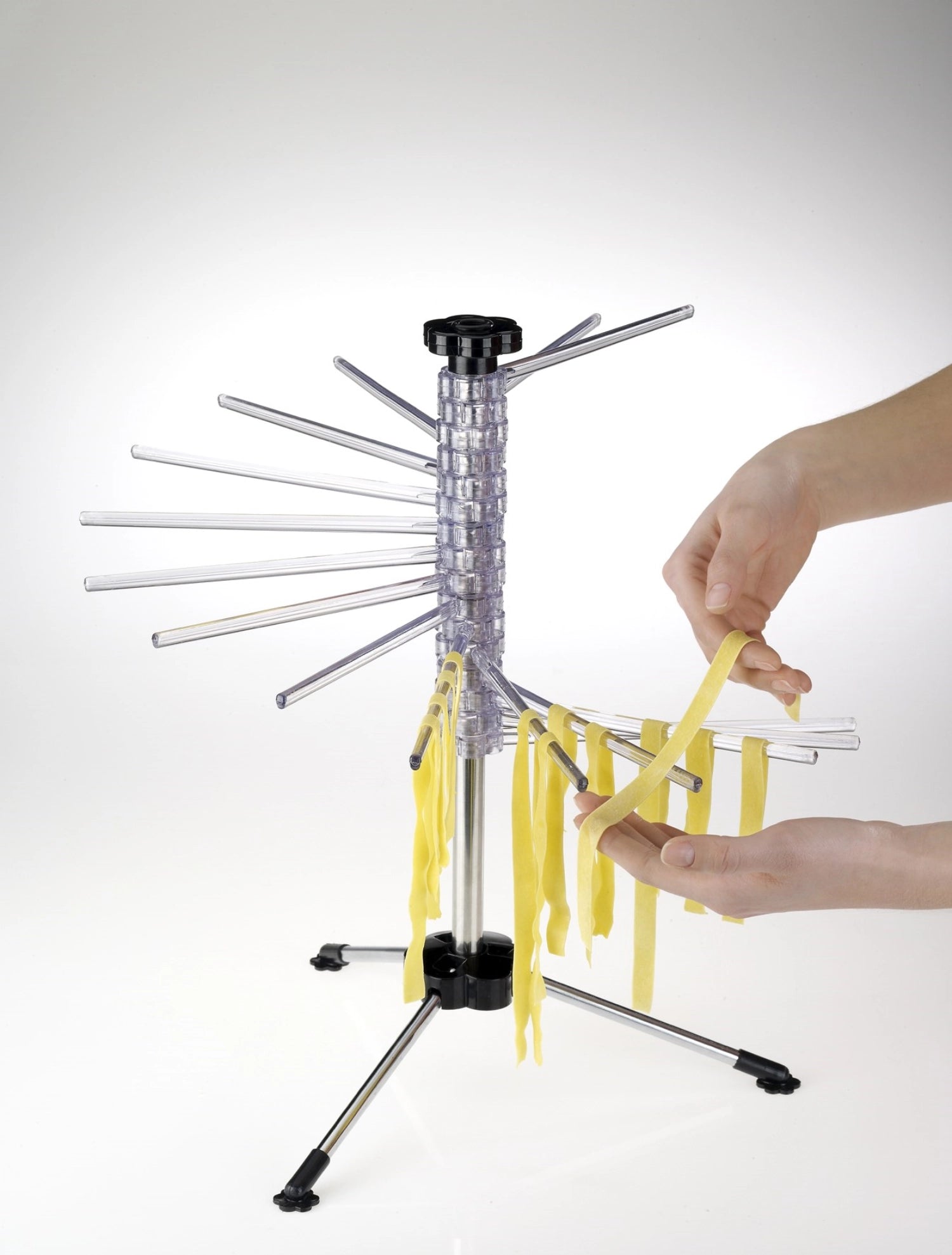 Praktischer Nudeltrockner Pasta-Tree von Westmark, 45x45x45.5 cm, perfekt für die schonende Trocknung von selbstgemachter Pasta, stilvolles und funktionales Küchenaccessoire.