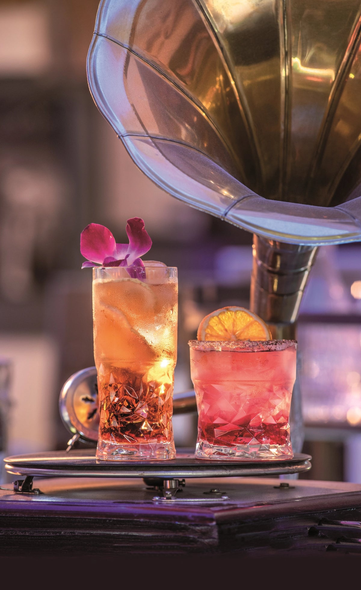 6er Set transparente Trinkgläser aus Glas von RCR, Funky Hb Becher mit Ø7 cm und Höhe 15.5 cm, Fassungsvermögen 35cl, auf hellem Hintergrund.