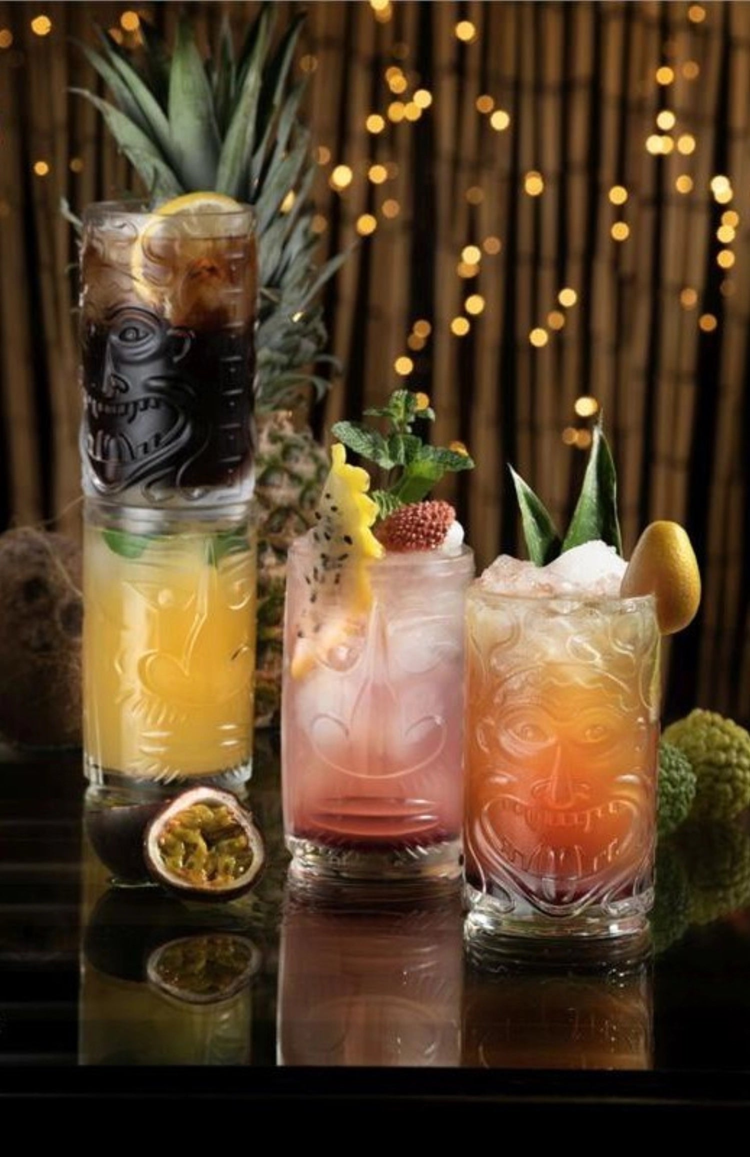 Elegantes 4er Set Tiki Etruria Tumbler von RCR, perfekt für exotische Drinks und festliche Feiern, verbindet ästhetische Form mit praktischer Nutzung.
