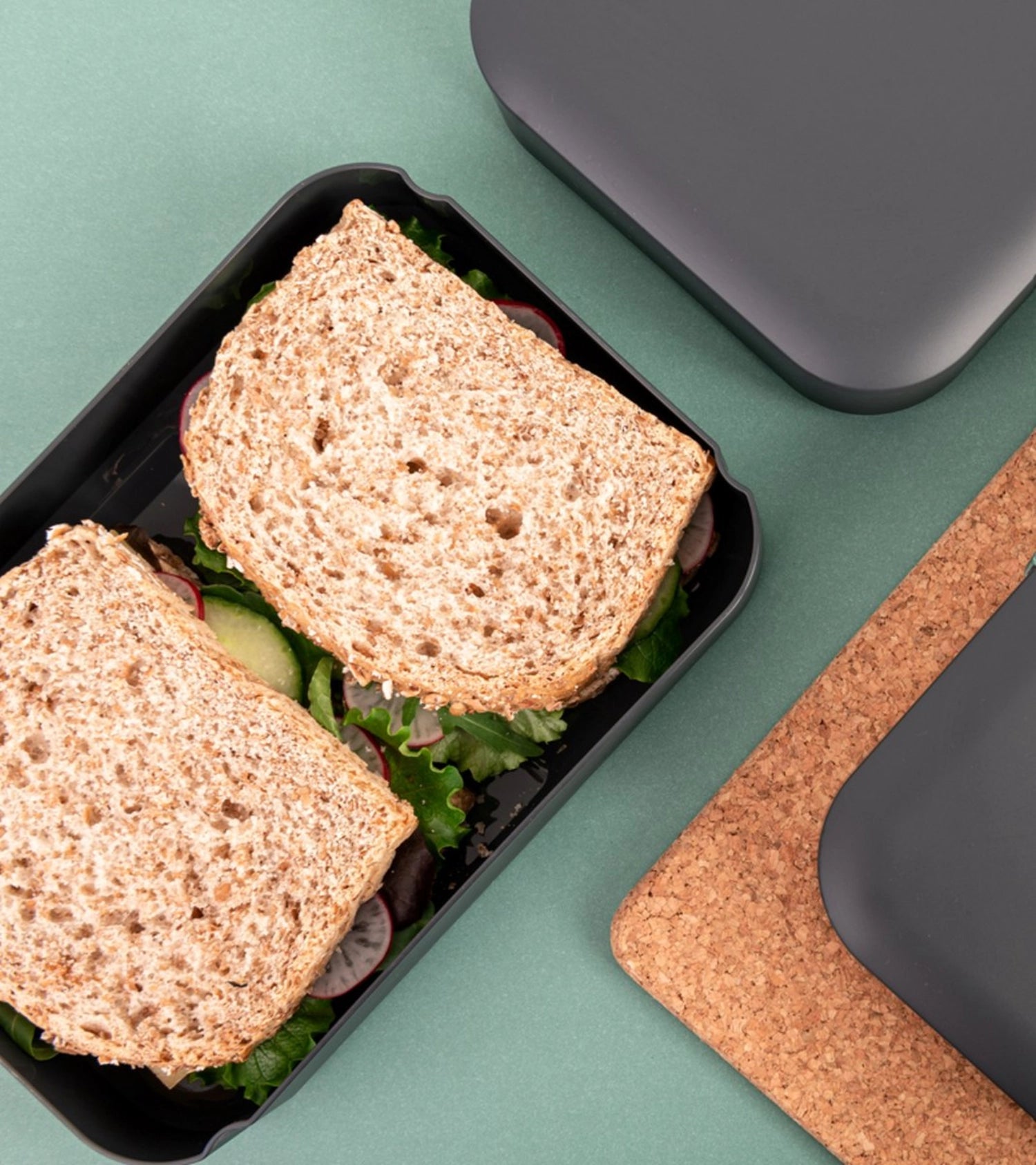 Stylische und umweltfreundliche Lunchbox in Grau von Amuse Plus, perfekt für die Aufbewahrung von Snacks und Mahlzeiten, Maße: 210 x 140 x 50 mm.