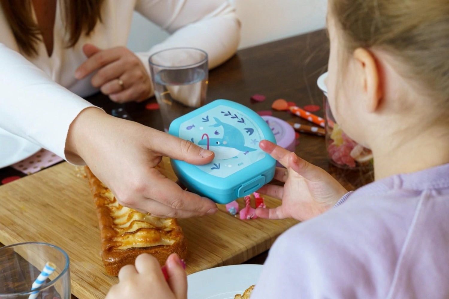 Verspielte Lunchbox in Wal-Form, sanftes Hellblau, ideal für Kinder. Maße: 112x110x40 mm, perfekt für Snacks und kleine Mahlzeiten.