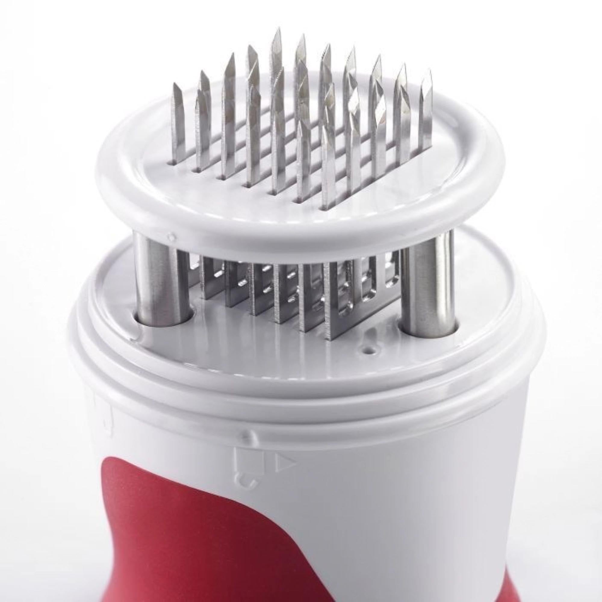 Kompakter Fleischsteaker mit 35 Edelstahlklingen, ideal für zartes Fleisch, Masse: 7,3x7,3x10,7 cm, robust und einfach zu nutzen.
