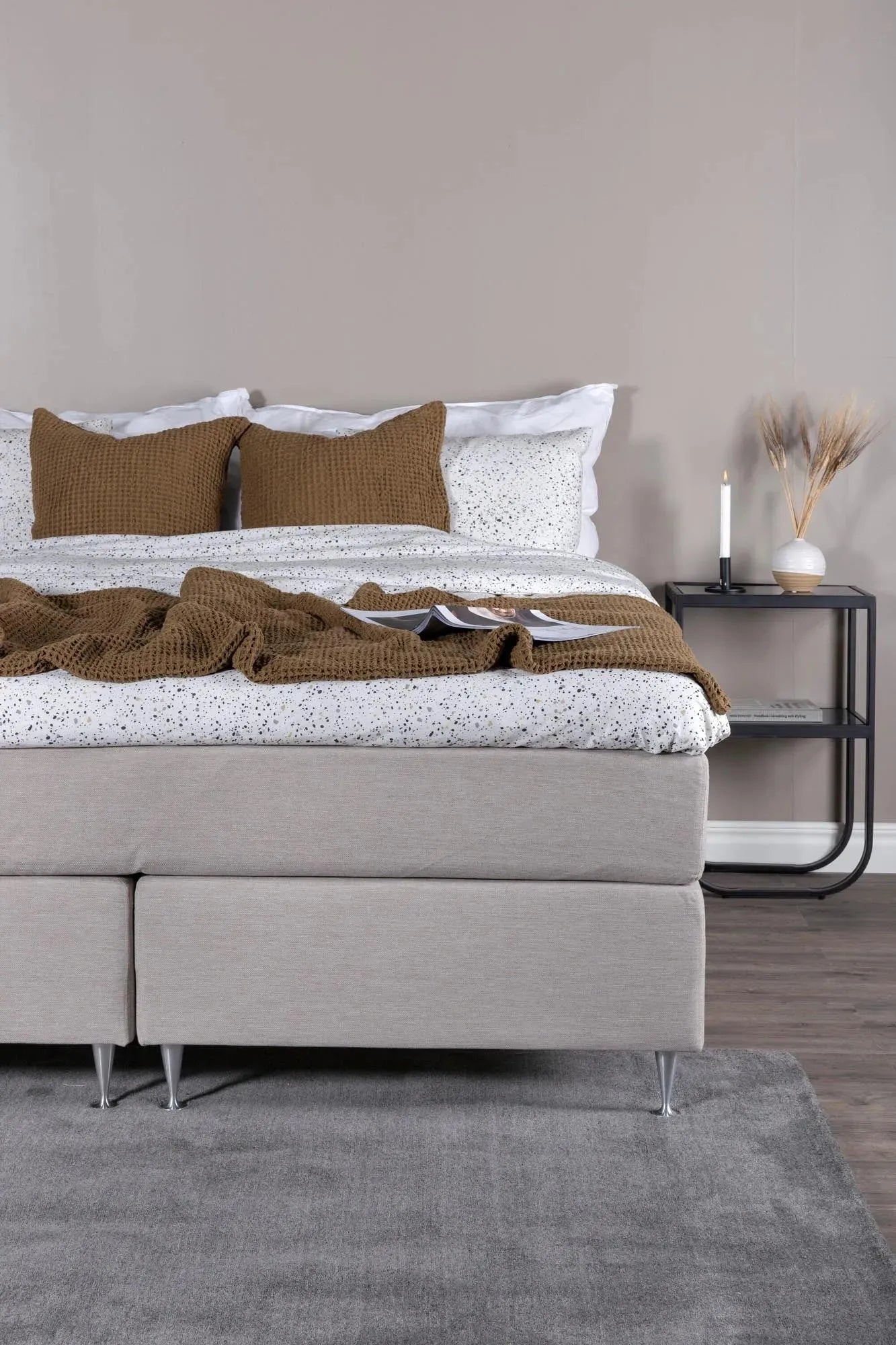 Furudal Bett in Beige präsentiert im Onlineshop von KAQTU Design AG. Bett ist von Venture Home