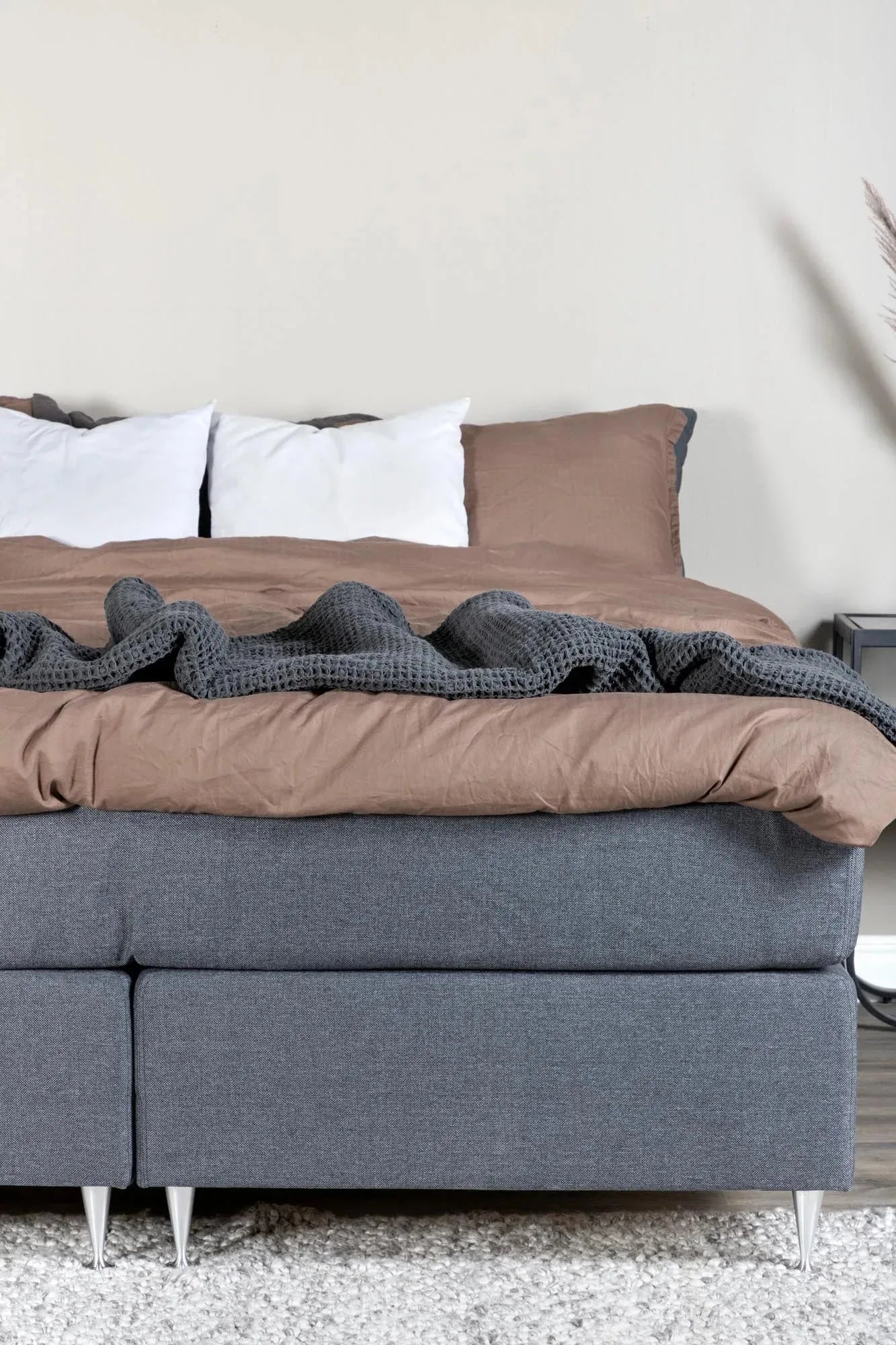 Älvdalen Bett  in Mittel-Grau präsentiert im Onlineshop von KAQTU Design AG. Bett ist von Venture Home