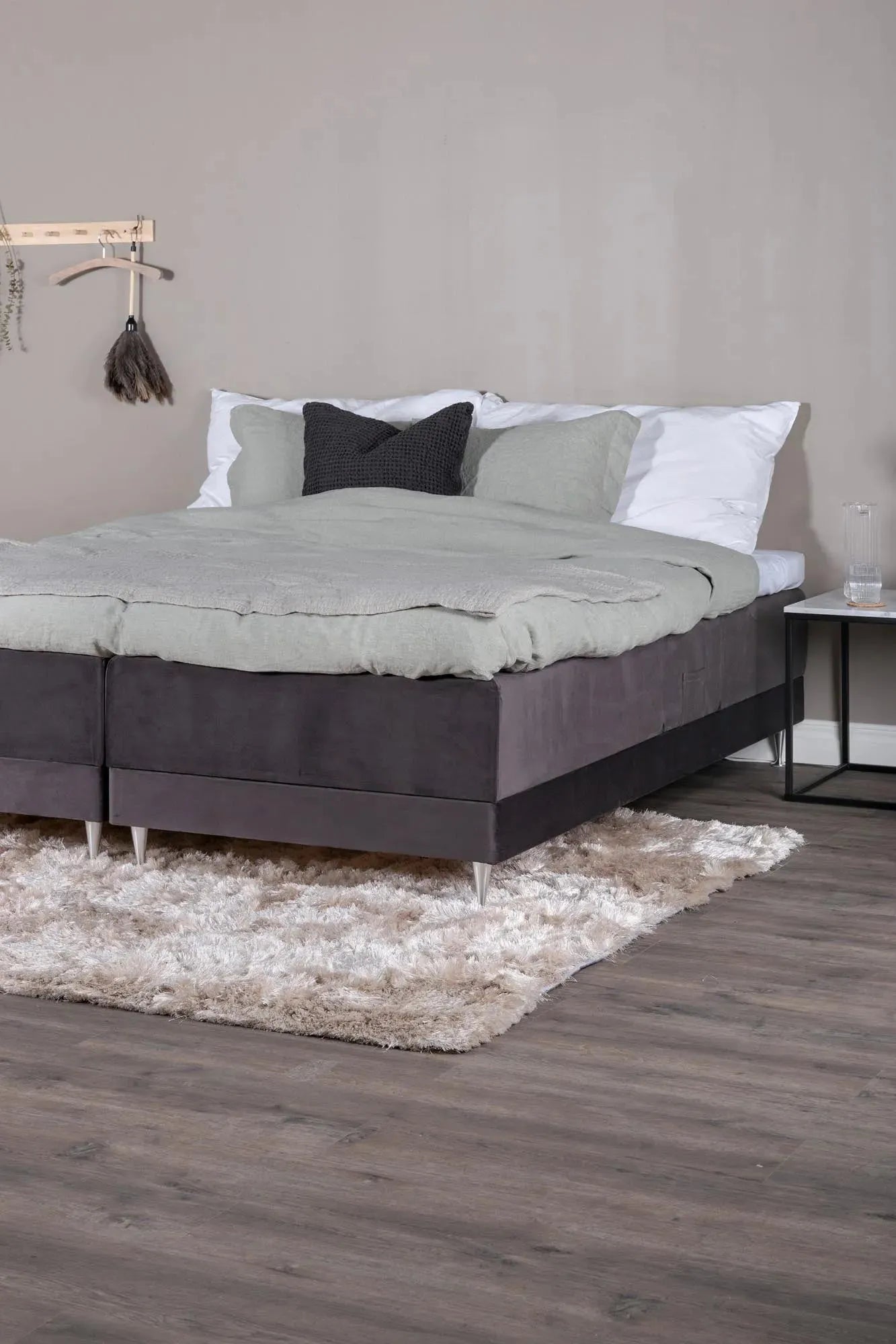 Vansbro Bett in Beige präsentiert im Onlineshop von KAQTU Design AG. Bett ist von Venture Home