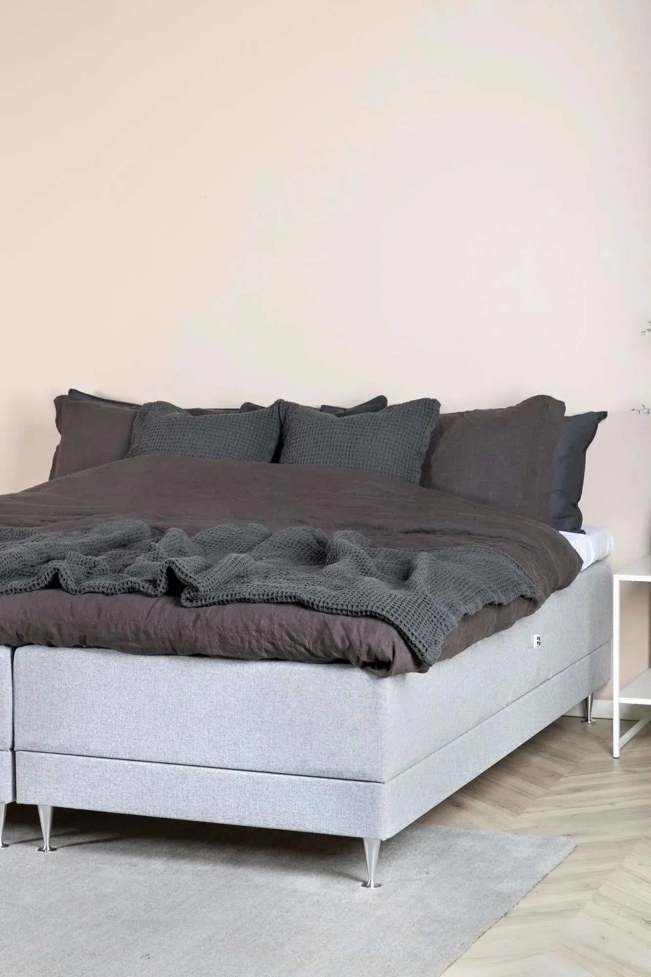 Vansbro Bett in Beige präsentiert im Onlineshop von KAQTU Design AG. Bett ist von Venture Home