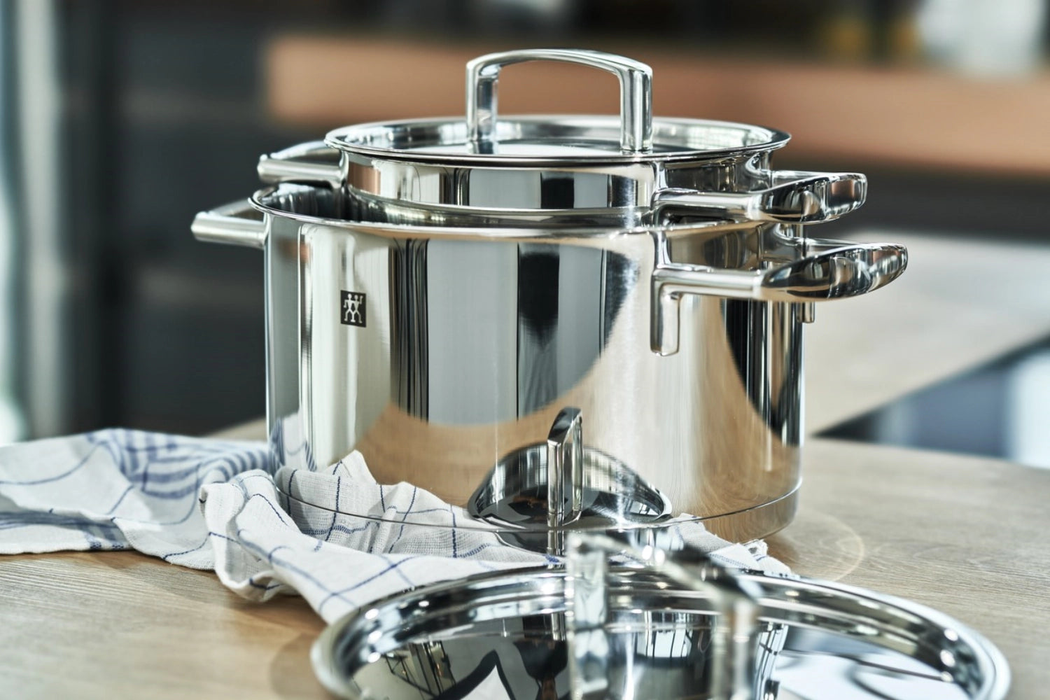 Das Zwilling Passion Kochgeschirr-Set, 5-teilig, bietet hochwertige Töpfe aus Edelstahl für passioniertes Kochen in jeder Küche.