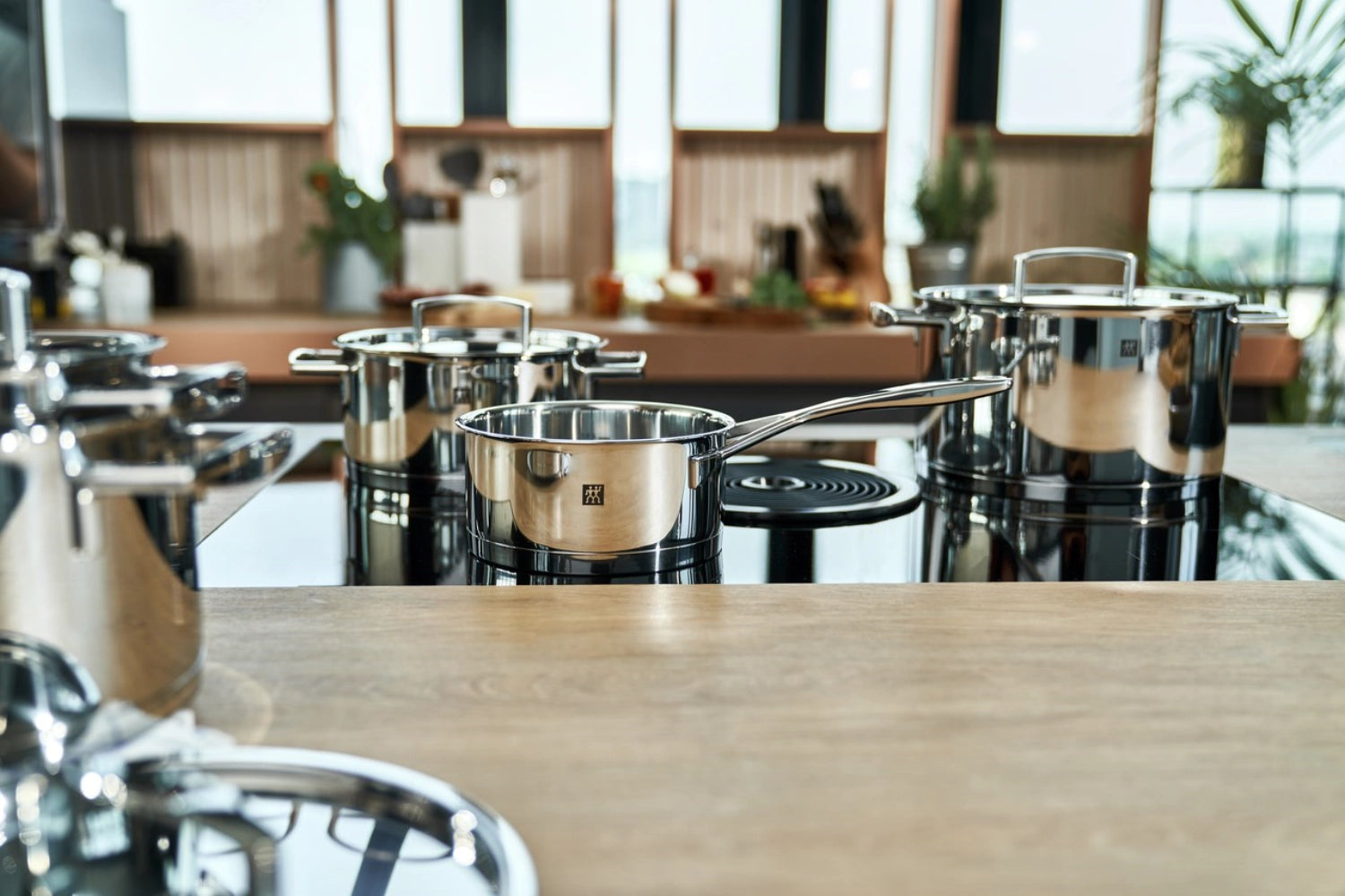 Elegantes 5-teiliges Kochtopfset von Zwilling Passion, perfekt für kreative Küchenabenteuer und anspruchsvolles Kochen.