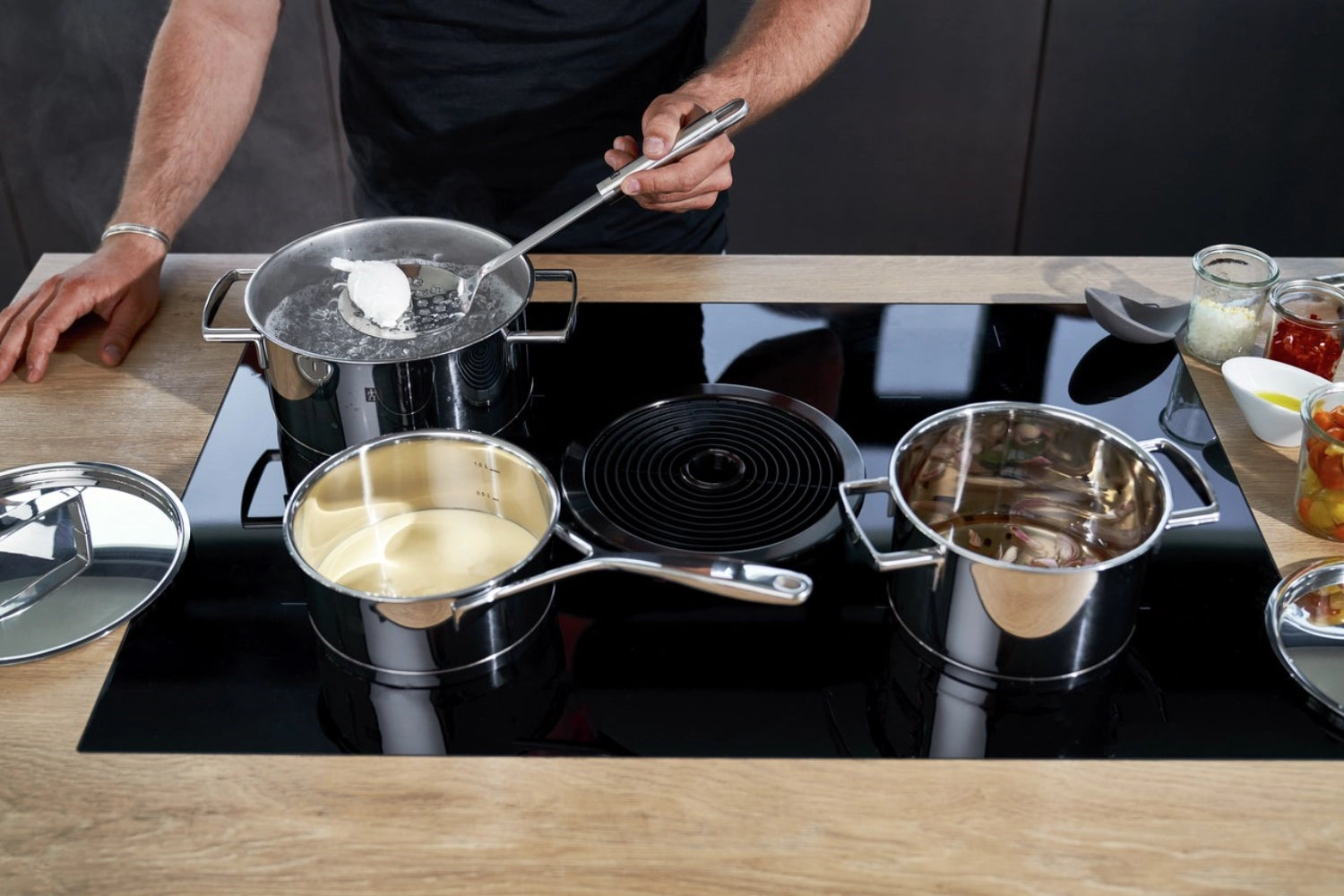 Hochwertiges 5-teiliges Kochtopfset von Zwilling Passion, ideal für vielseitige Kochtechniken und stilvolles Zubereiten von Speisen.