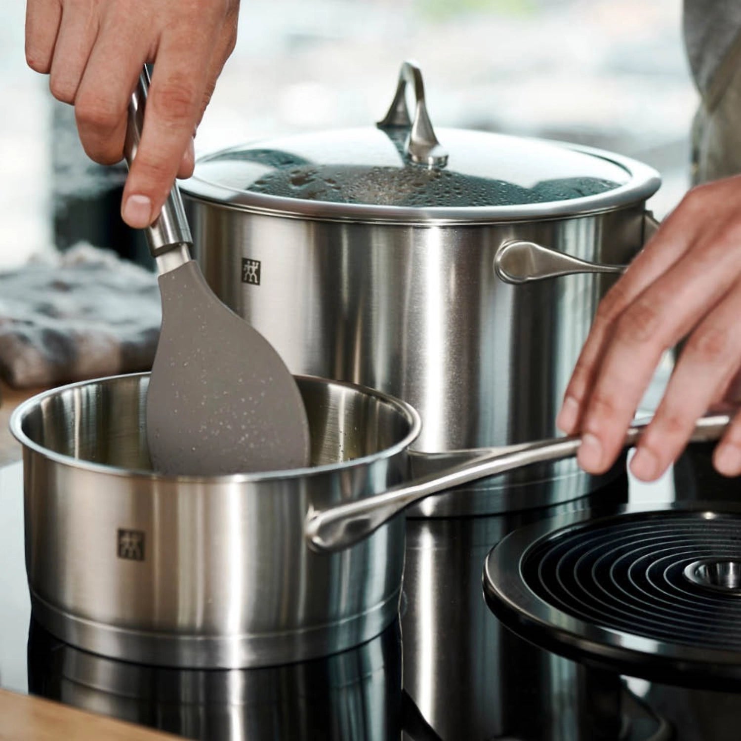 Elegantes 4-teiliges Kochgeschirr-Set von Zwilling Essence, perfekt für kreative Kochabenteuer und stilvolles Zubereiten von Speisen.