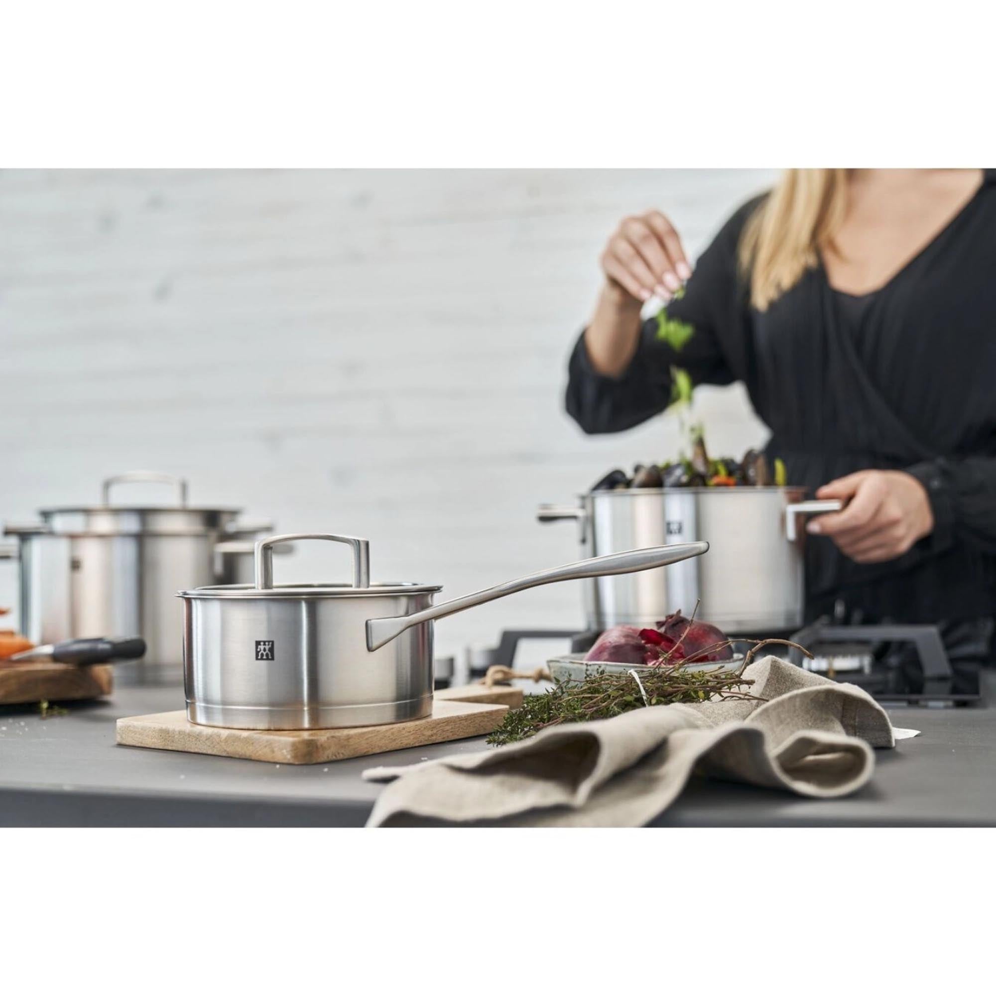 Das Zwilling Vitality Kochgeschirr-Set (5-teilig) bietet hochwertige Töpfe für vielseitiges Kochen, langlebig und funktional.
