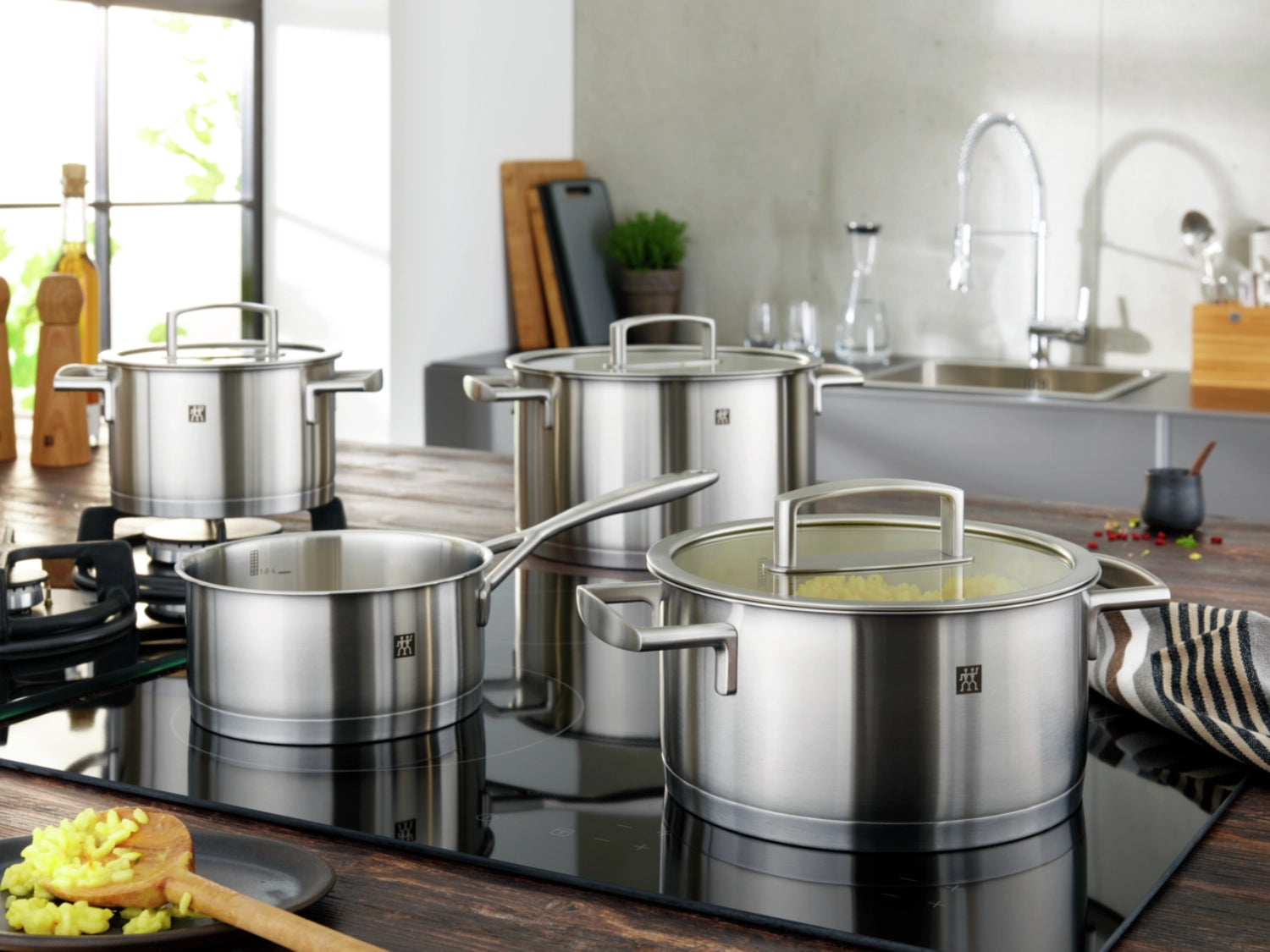 Hochwertiges 5-teiliges Kochgeschirr-Set von Zwilling Vitality, ideal für gesundes Kochen und vielseitige Zubereitung in der modernen Küche.