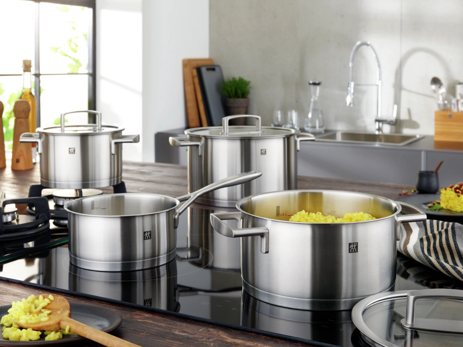 Elegantes 5-teiliges Kochtopfset von Zwilling Vitality, perfekt für kreative Kochabenteuer und gesunde Mahlzeiten in jeder Küche.