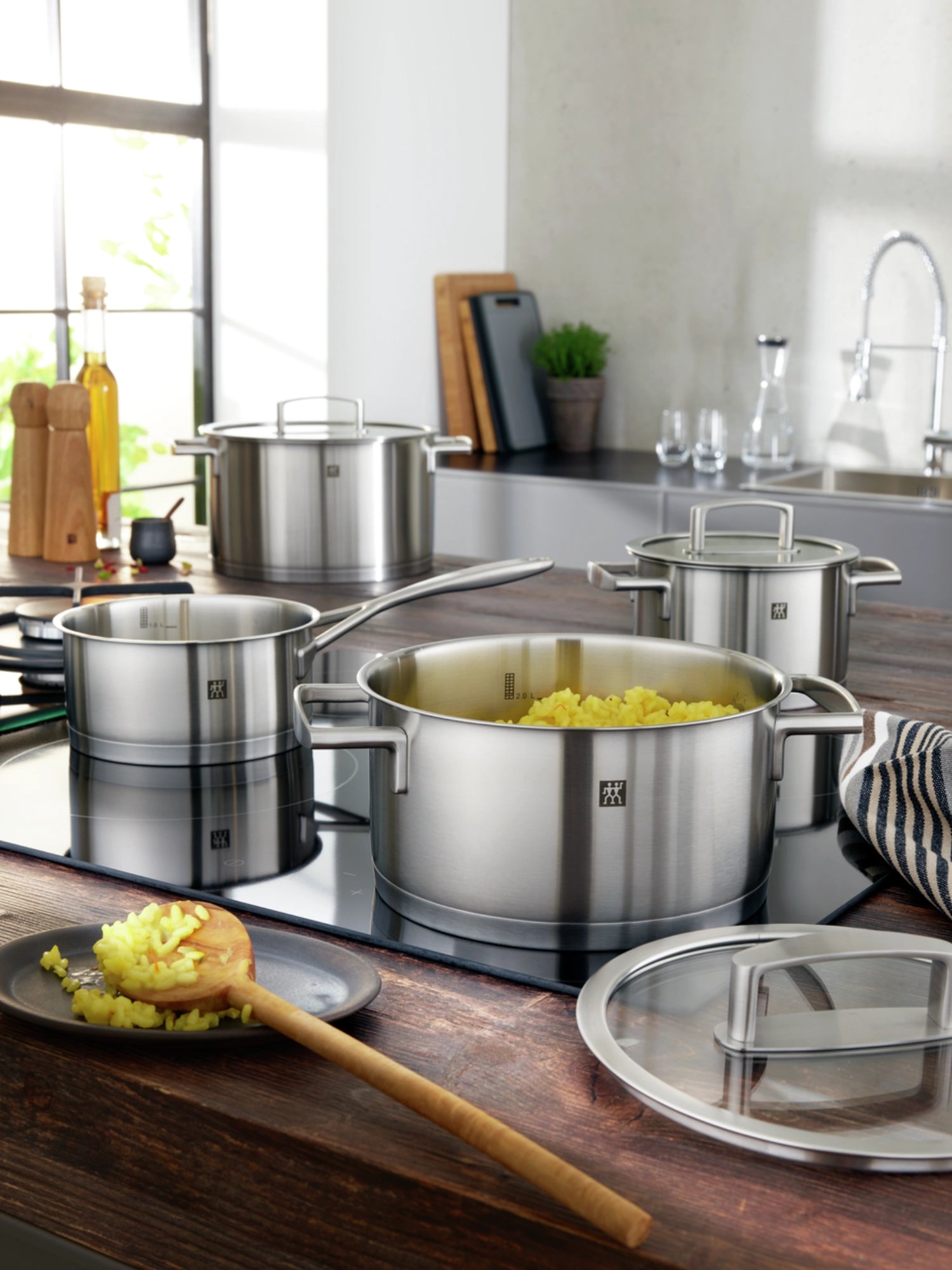 Hochwertiges 5-teiliges Kochtopfset von Zwilling Vitality, ideal für vielseitige Kochtechniken und stilvolles Kochen in der modernen Küche.