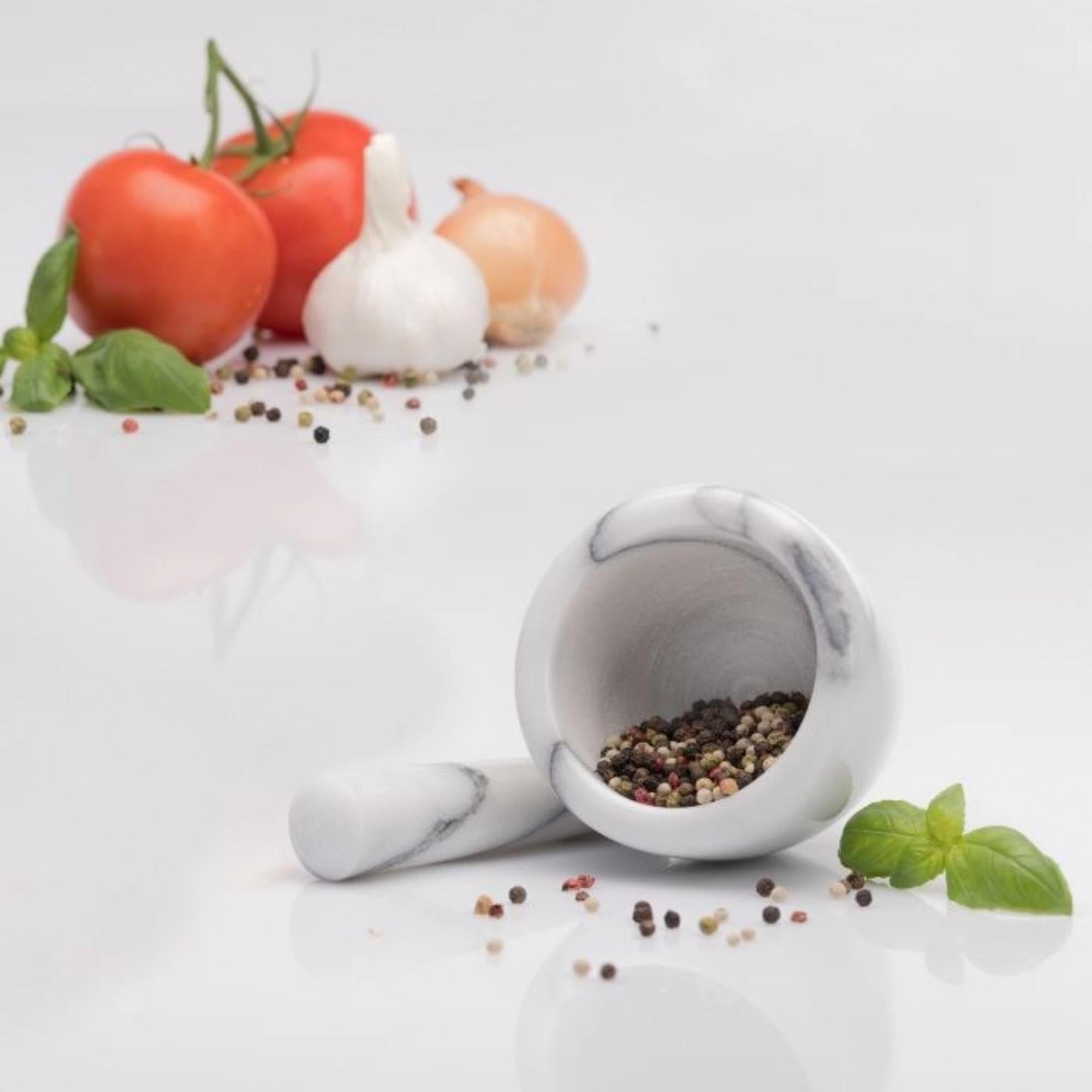 Eleganter Mörser aus Marmor mit Stößel, 10 cm Durchmesser, ideal zum Zerkleinern von Kräutern und Gewürzen für aromatische Gerichte.