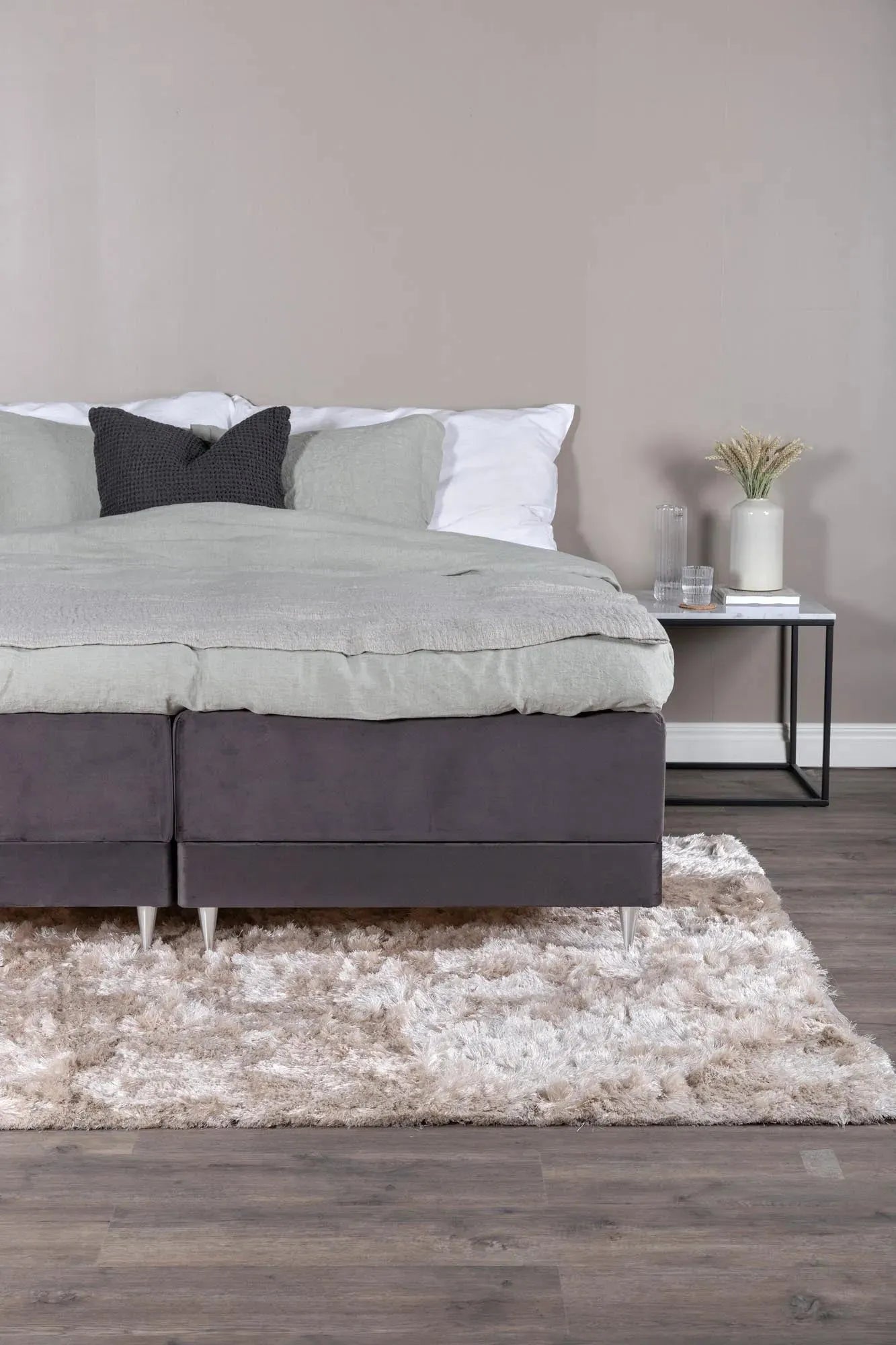 Vansbro Bett in Beige präsentiert im Onlineshop von KAQTU Design AG. Bett ist von Venture Home