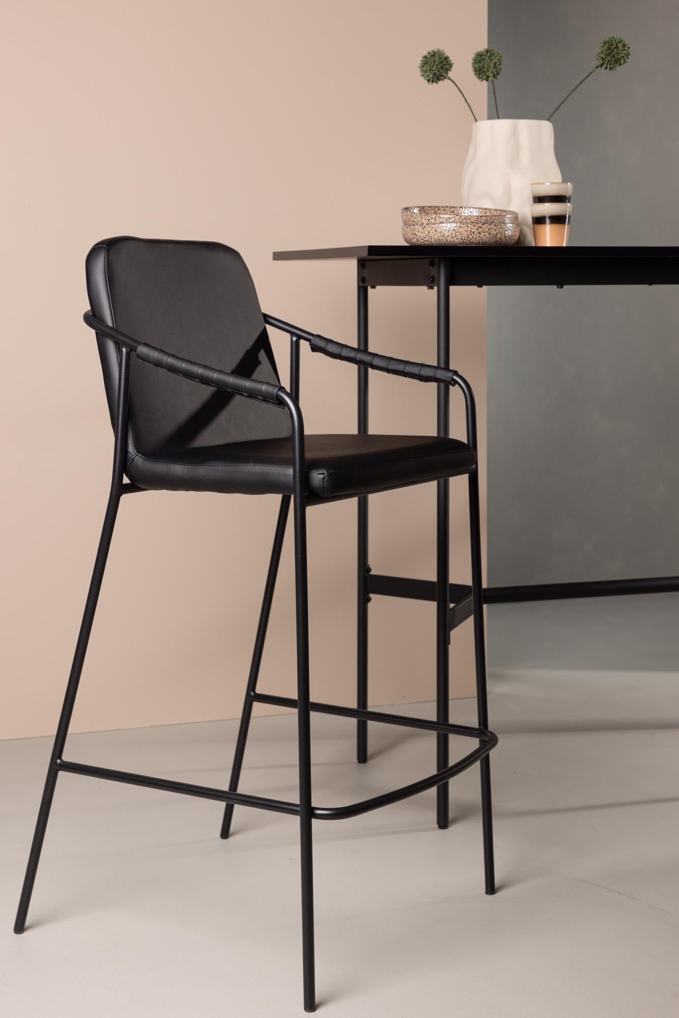 Der Twist Barstuhl von Venture Home vereint elegantes Design mit hohem Komfort. Ideal für stilvolle Räume und gesellige Abende.